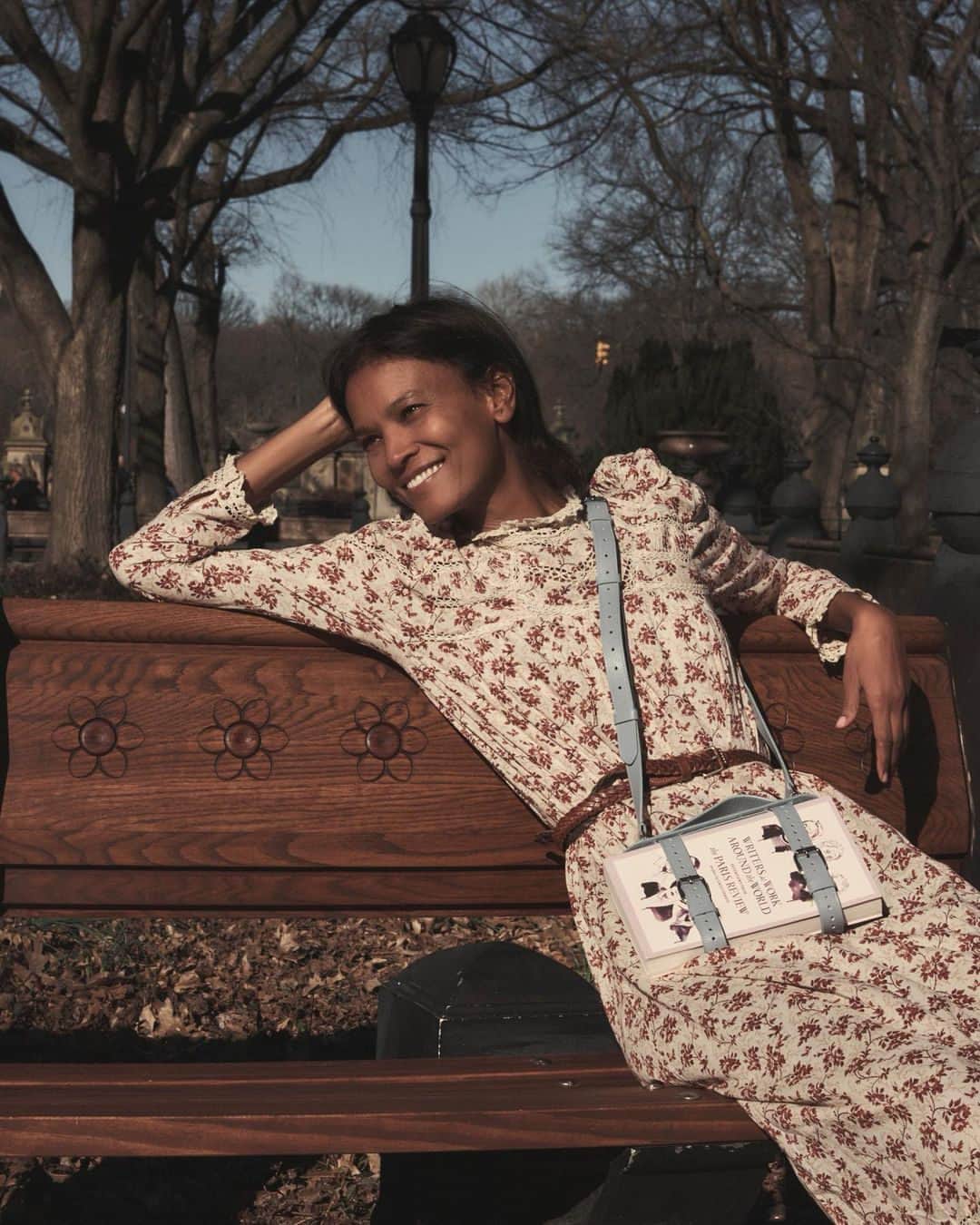 Vogue Italiaさんのインスタグラム写真 - (Vogue ItaliaInstagram)「«Quando viaggio la mia valigia è sempre piena di libri, e la mia borsa a mano è pesante perché anche lì c'è ogni volta un libro al suo interno. Non so mai quando vorrò sedermi e immergermi nella lettura, così lo porto sempre in giro», racconta la modella etiope @LiyaKebede, cover star del numero di #VogueItalia di dicembre, in merito al suo brand @Liyabrairie: la soluzione per chi non sa mai dove mettere i libri quando li porta in giro. Scopri di più sulla book bag, la pratica soluzione al problema che affligge ogni lettore, al link in bio.   Photo: @Liyabrairie  #VogueInspires」12月1日 22時55分 - vogueitalia