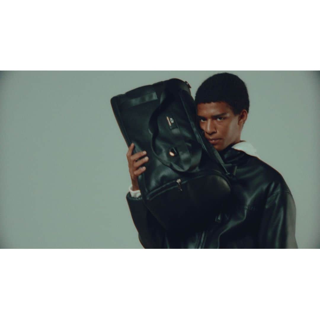 ジョルジオアルマーニのインスタグラム：「Bags anyone?⁣  ⁣ Director @sansdieu⁣ Stylist @marcgoehring⁣ Model @_djibrilfall_」