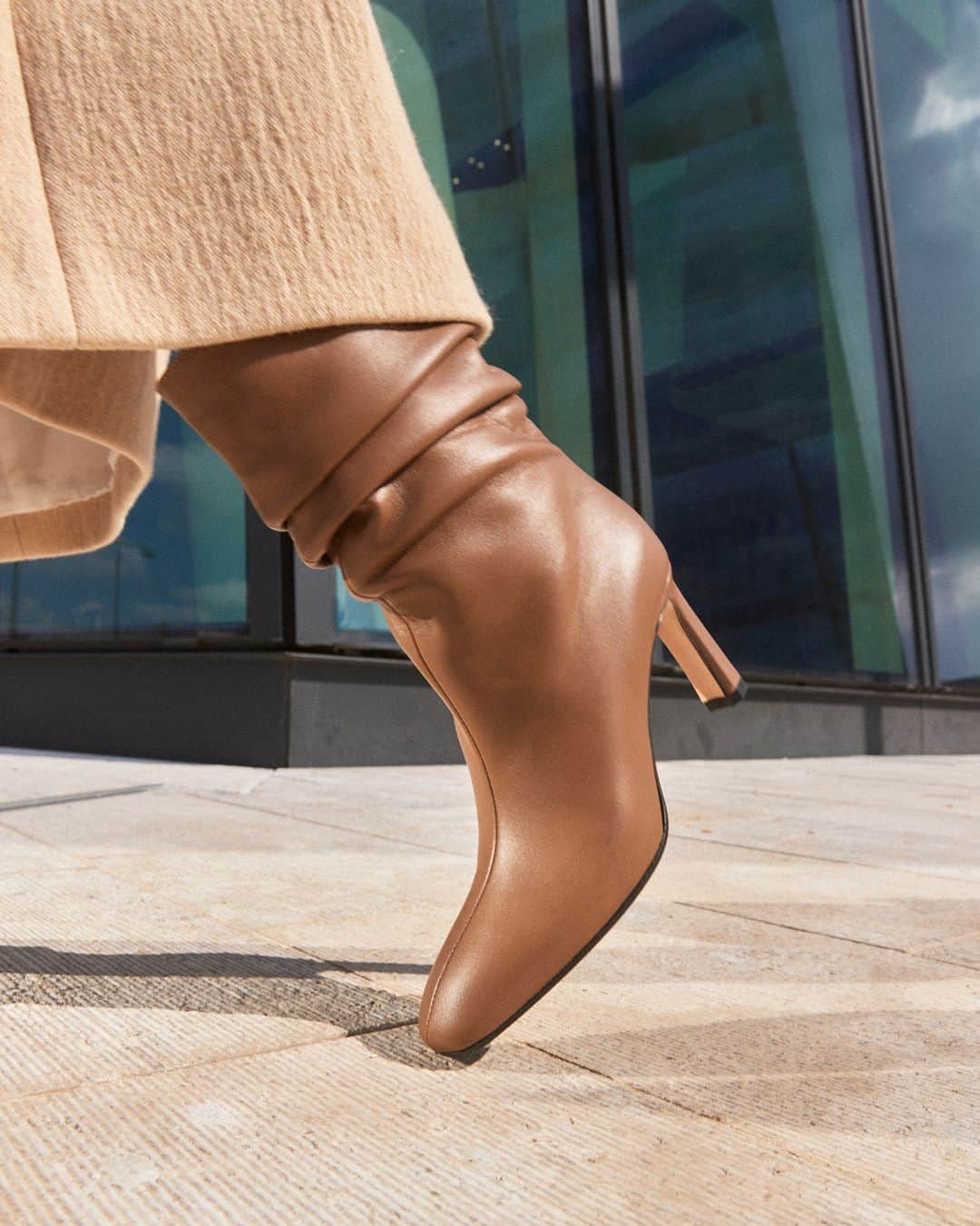 Sergio Rossiのインスタグラム：「Crafted in hazel-colored leather, the #srKim ankle boots are the perfect match for your winter looks. Get your pair on sergiorossi.com #SergioRossi」