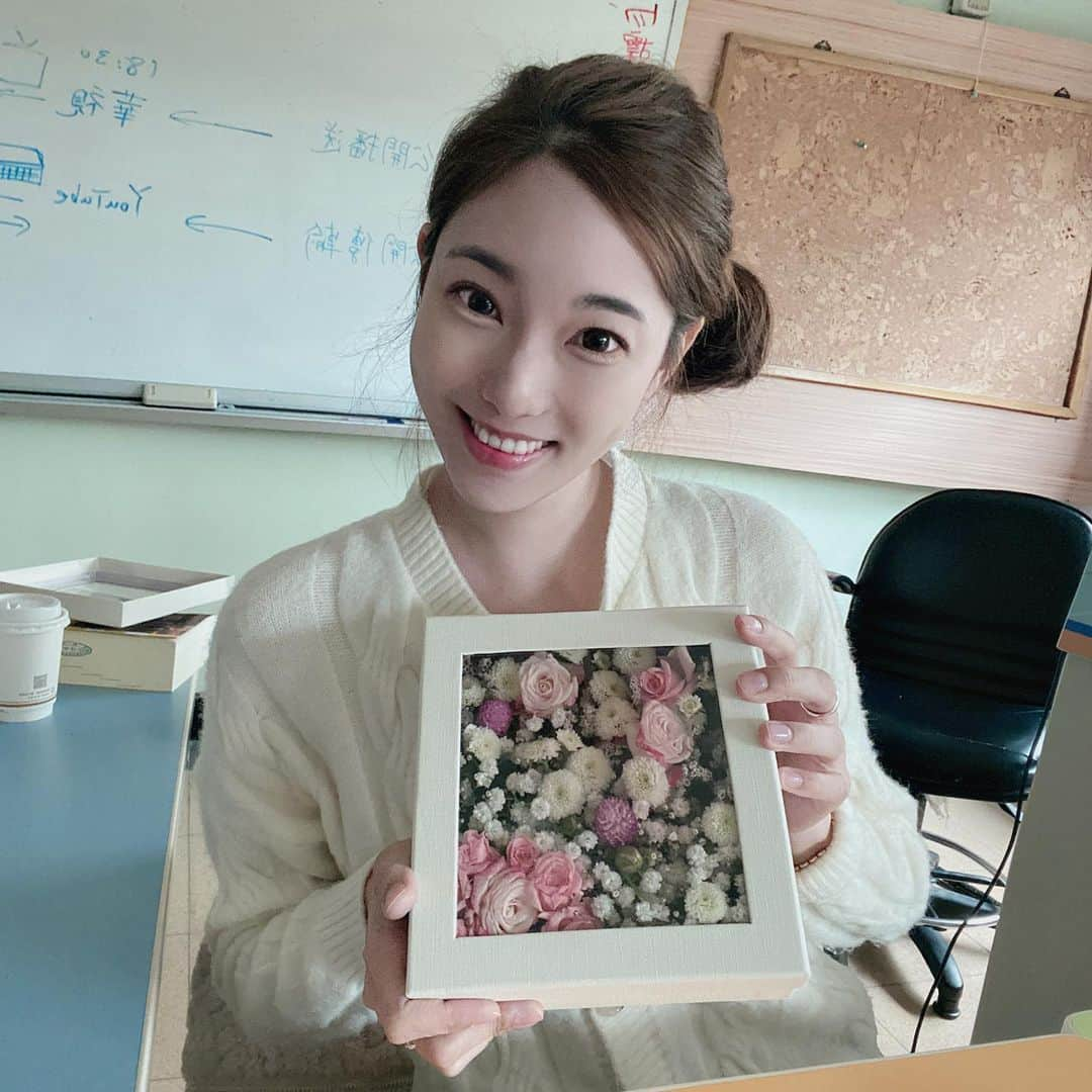 Jhiawen Chengさんのインスタグラム写真 - (Jhiawen ChengInstagram)「收到學生手作花花💐🌺🌸好喜歡！太幸福了！！🥰🥰🥰」12月1日 22時30分 - jhiawen.cheng