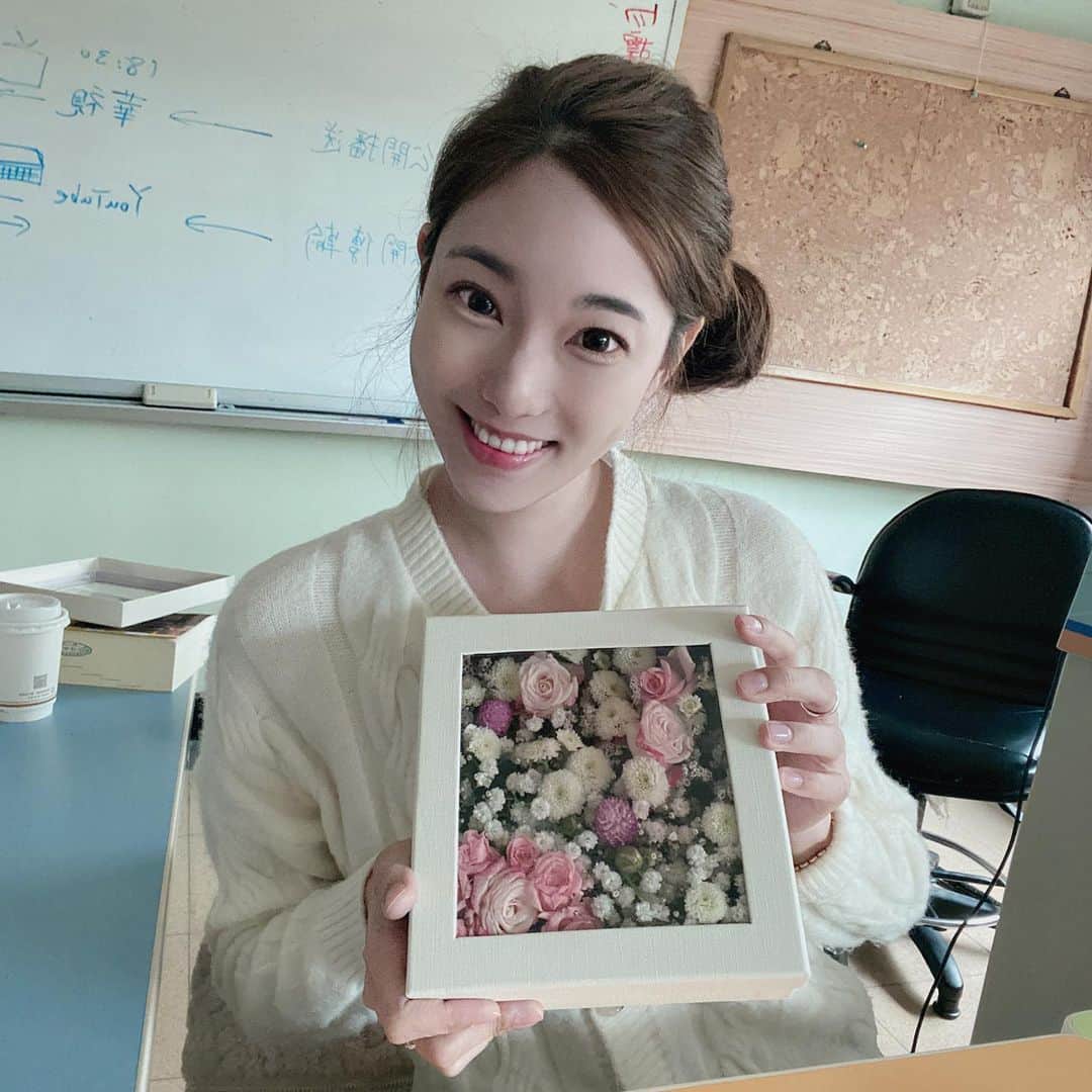 Jhiawen Chengのインスタグラム：「收到學生手作花花💐🌺🌸好喜歡！太幸福了！！🥰🥰🥰」