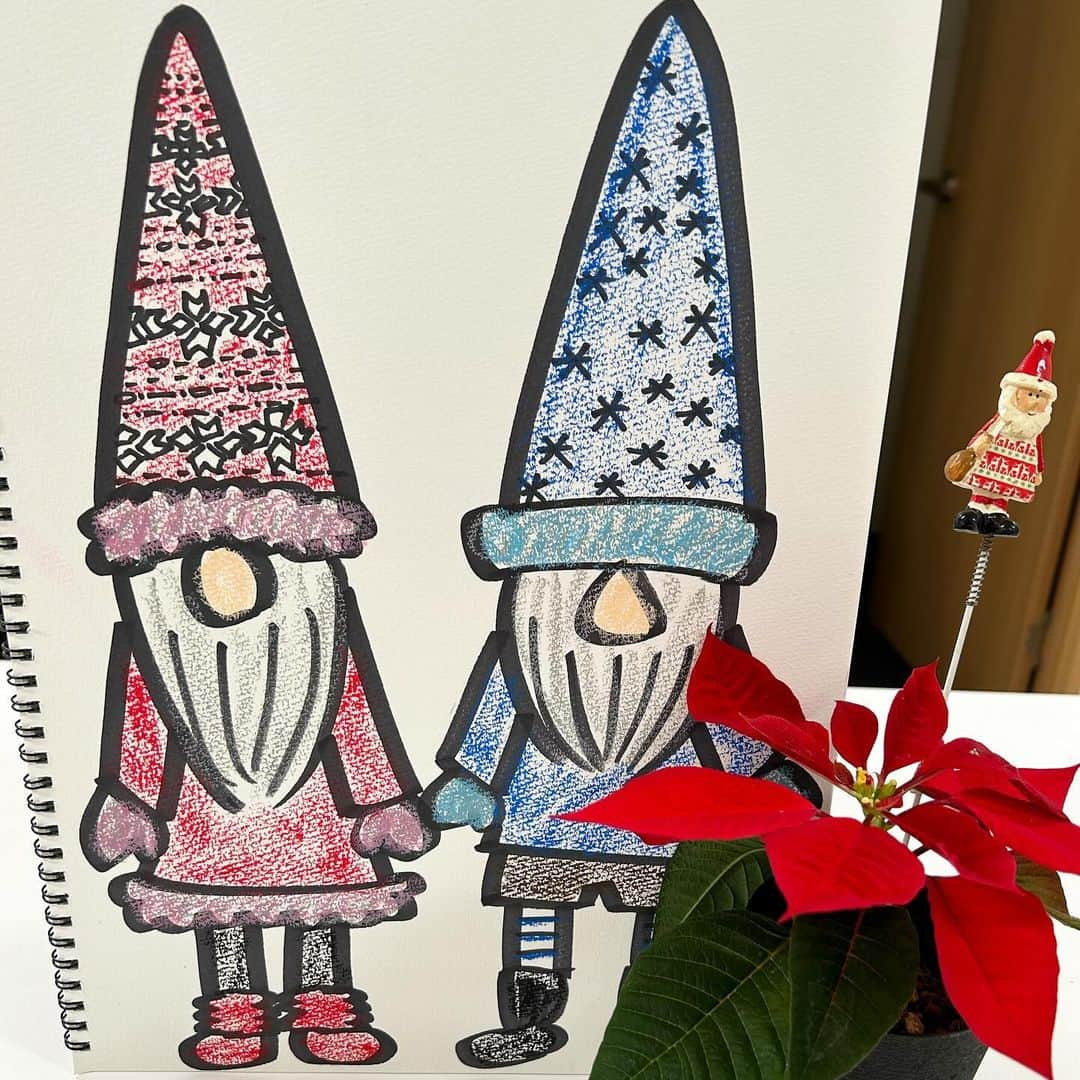 加藤沙知さんのインスタグラム写真 - (加藤沙知Instagram)「12月に入りました🎄  📺Check!の中でも、『認定こども園に、フィンランドからサンタさんがやってきた🎅！！』というニュースをお伝えしましたが、私が描いたのは『トムテ』✨  サンタさんのお手伝いをする、妖精さんなんだそうです☺️  サンタさんとトムテ、みんなで力を合わせて、子どもたちの願いを叶えるべく、クリスマスの準備をしているんですね🎄✨🤭  では。今週の衣装写真です！  詳しくは番組アカウント(@check.mrt )に掲載しています。  1枚目:トムテ描いたよの図☺️ スタイリストはるさんの投稿より、写真を拝借🤭 (本当は動画で踊ってました笑)  2枚目:私作、トムテ  3枚目:11月27日(月) 4枚目:11月28日(火) 5枚目:11月29日(水) 6枚目:11月30日(木) 7枚目:木曜日にヘアセットしていただいている美容室にて🤍  8枚目:踊り方がちょっとダサい私😂 静止画にしても漂う、なんか違う感…笑  寒くなってきました❄️ 体調管理しっかり行なってください🙇‍♀️  #MRT#チェック#check #衣装#コーディネート #オフィスコーデ#通勤コーデ #ヘアセット#ショートカット #アナウンサー#カーディガン#スカート#ワンピース」12月1日 22時31分 - mrt.kato