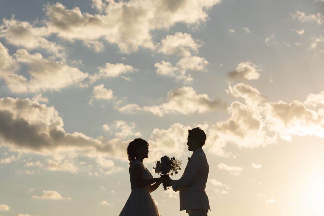 スタジオAQUA 横浜店のインスタグラム：「． ． ． #大さん橋ロケーション ． ． 日中から夕景の柔らかい時間🫧 ． 笑顔が満点のお2人☺️☺️ 晴れパワーでばっちりの晴天でした👌🏻´- ． この度はご指名ありがとうございました！ 末永くお幸せに♡ ． ． ． photo by Nakabyashi ． ．  #デコフォト #シンプルコーデ #お色直し #撮る結婚式 #ウエディング #ウエディングフォト #フォトウエディング #カップル  #前撮り #結婚式 #結婚式準備 #ヘアメイク #ヘアアレンジ #ウエディングドレス #タキシード #花嫁さんと繋がりたい  #撮る結婚式 #花嫁ヘア  #オシャレ花嫁 #weddingphotography #ロケーション撮影」