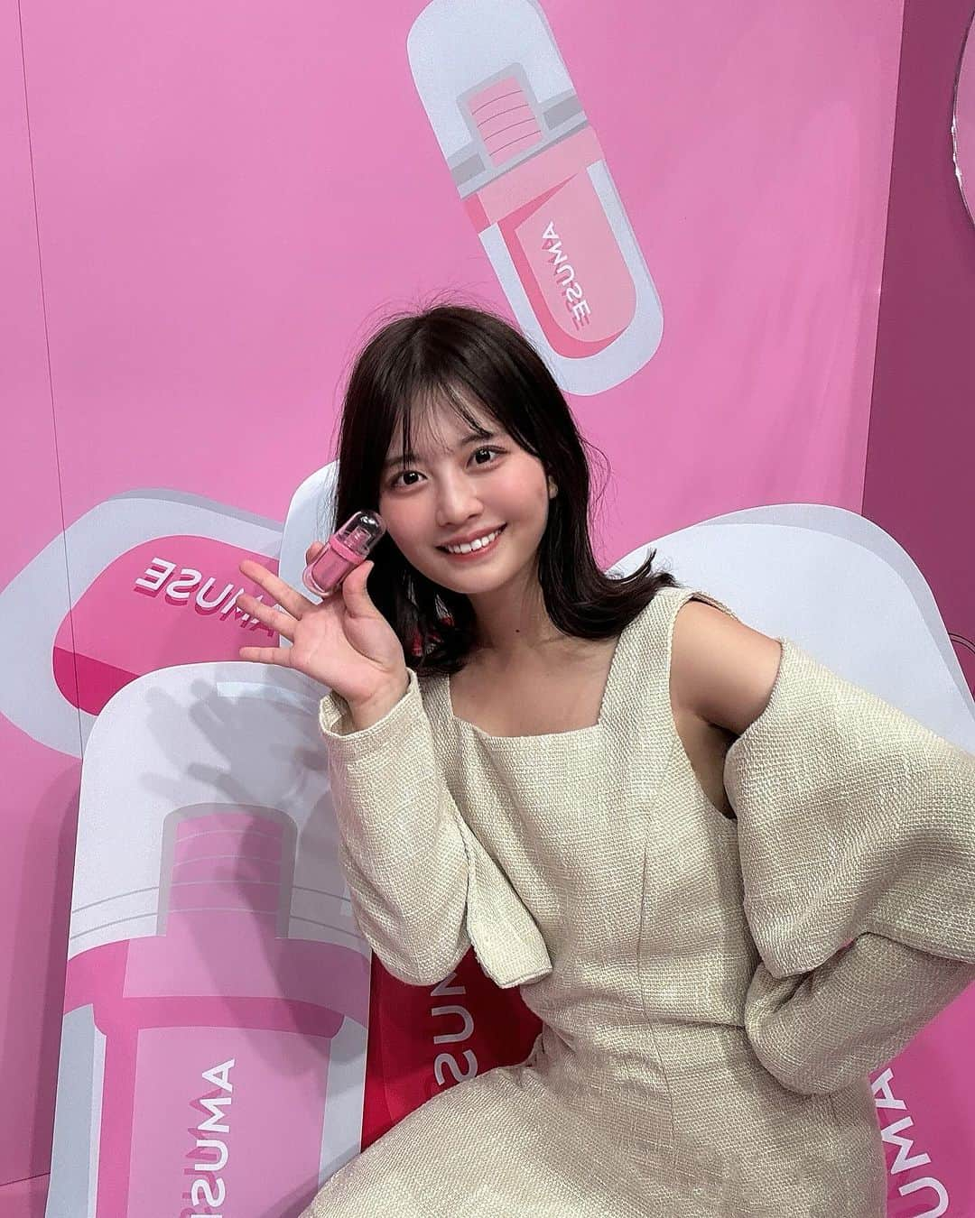 佐藤かれんのインスタグラム：「@amuse.jp のpopupにご招待頂きました！！！  日本限定色の"桜ジェリー"とっても可愛い色だったー！🌸 ジェルフィットティントは、ぷるぷるで潤うから早速使ってるよ〜〜💄  発色も良くてコロンとしたフォルムが可愛いからチェックしてみてねん  #PR #AMUSE#アミューズ#ビーガンメイク#ジェルフィットティント #韓国コスメ#韓国メイク#ウォニョン＃コスメ #プチプラコスメ #cosme #桜メイク #桜コスメ #メイクアップ」