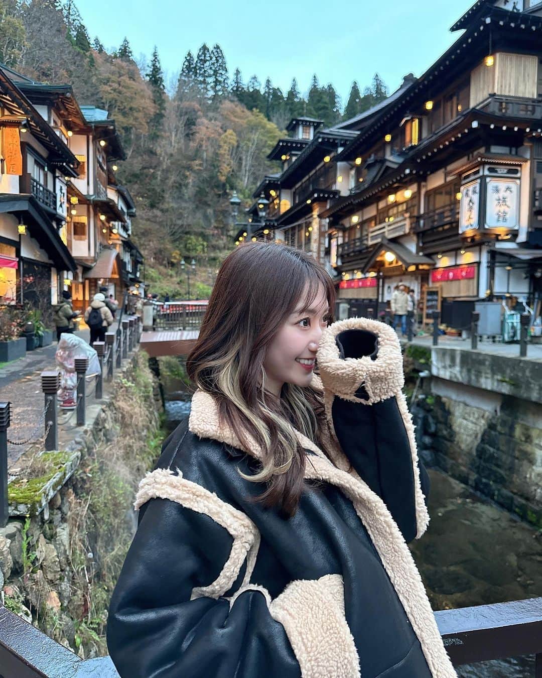 東海林里咲のインスタグラム：「. .  Ginzan Onsen 🌙🖤 寒くてのんびーり温泉に行きたいな。  . .」