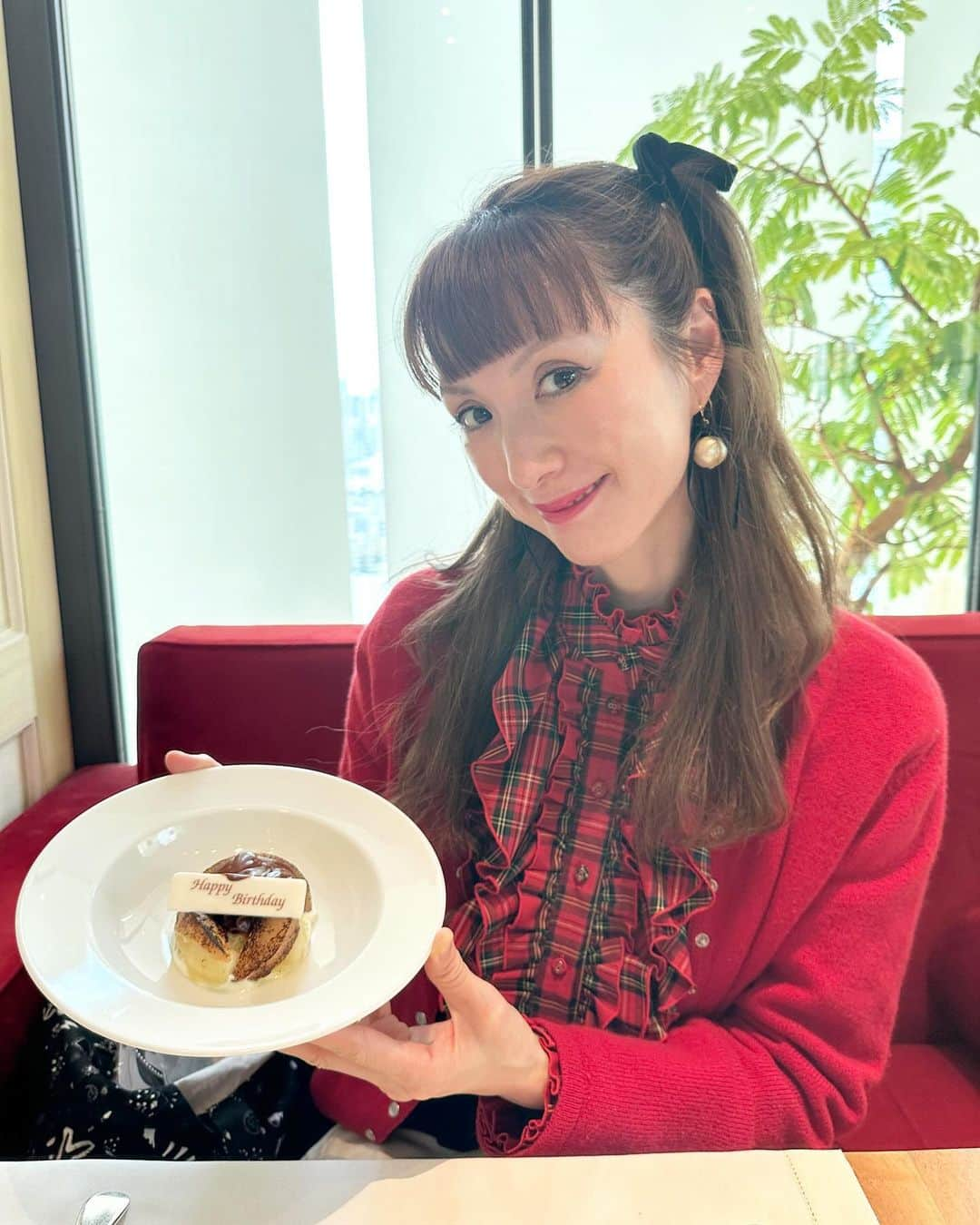 SHOKOさんのインスタグラム写真 - (SHOKOInstagram)「It’s my birthday🎂 12月1日❤️ 今年も誕生日を楽しく迎えました✨私の誕生日を覚えていて下さり、温かいメッセージを送って下さった皆々様に感謝の気持ちで一杯です💌✨ 年齢は時速のよう、とは言ったもので、濃くて長〜く感じられた子供時代に比べると、大人になった今は一年があっという間に感じるような「気」もしますが、決してそのような現実はなく、私たちの人生で、時間は平等に与えられて、時間はいつの時代も同じように流れ、年齢を重ねることも平等で。生かされていることに感謝して、自分に与えられた時間を大切に過ごしていきたいですね！  今日は、久しぶりに主人と2人でランチ🥂出産前は私たち、こんな時間が当たり前の日常でしたが！今は貴重なゆっくり時間。 今日はお気に入りの赤フリルのブラウスを着て🎵 12月6日に発売する新譜💿完成も、おめでとう㊗️ 超カッコイイ、ポップでロックでHAPPYな新曲！ぜひ皆さまも聴いてください❣️ @hideki_kaji  さて、今年もあと1ヶ月。皆様も元気にホリデーシーズンを迎えられますように🎄🎅❤️🌹✨」12月1日 20時59分 - shoko_london