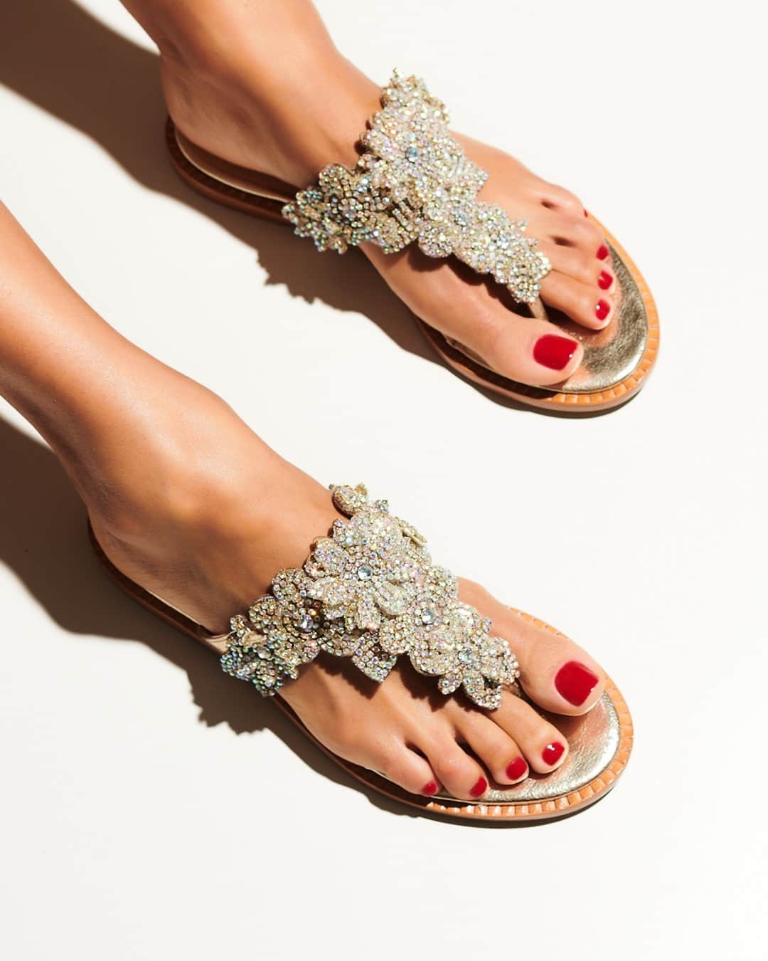Luiza Barcelosさんのインスタグラム写真 - (Luiza BarcelosInstagram)「Essa sandália rasteira é um charme irresistível ✨   Com um acabamento impecável, esse modelo acabou de chegar para irradir e transformar as produções de verão. As aplicações das flores em cristais é apaixonante!   #LuizaBarcelos #SerenoLuizaBarcelos #Verão24  Ref: {125300744}」12月1日 20時59分 - luizabarcelos