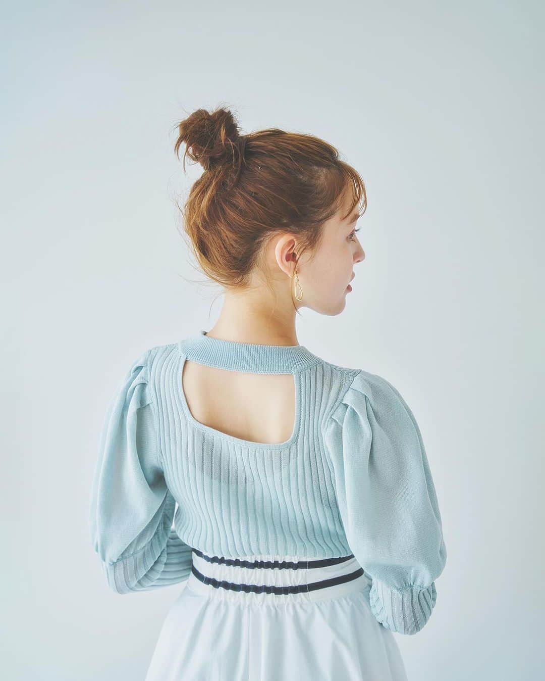 dazzlinのインスタグラム：「____ Pre order  カジュアルトレンドを落とし込んだコーディネート。  落ち着いたトーンでまとめると、トレンドを入れつつ上品な印象に◯ OFFの日のお出かけや通勤コーデとしてもおすすめです。  . ■ Tops #ラメシアーリブニットトップス price : ￥7,150 ivory / c.gray / pink / blue size : FREE ※ 12月中旬お届け予定📦  . ■ Skirt #バイカラーラインティアードスカート price : ￥10,890 o.white / black size : S / M ※ 12月中旬お届け予定📦  . ____________________________________________  アイテム詳細はショッピングタグ or TOPページURLよりチェック🔗 » @dazzlin_official  . 全国のdazzlin staffのスタイリングをチェック👗 » @dazzl,in_staff_snap  . #dazzlin #ダズリン #冬服コーデ #冬コーデ #ニット #ニットコーデ #スカート #スカートコーデ #バイカラー #カラーコーデ  #推し活 #カフェ活 #カフェ巡り #参戦服 #参戦コーデ #大人コーデ #大人カジュアル #カジュアルコーデ #きれいめカジュアル #シンプルコーデ」