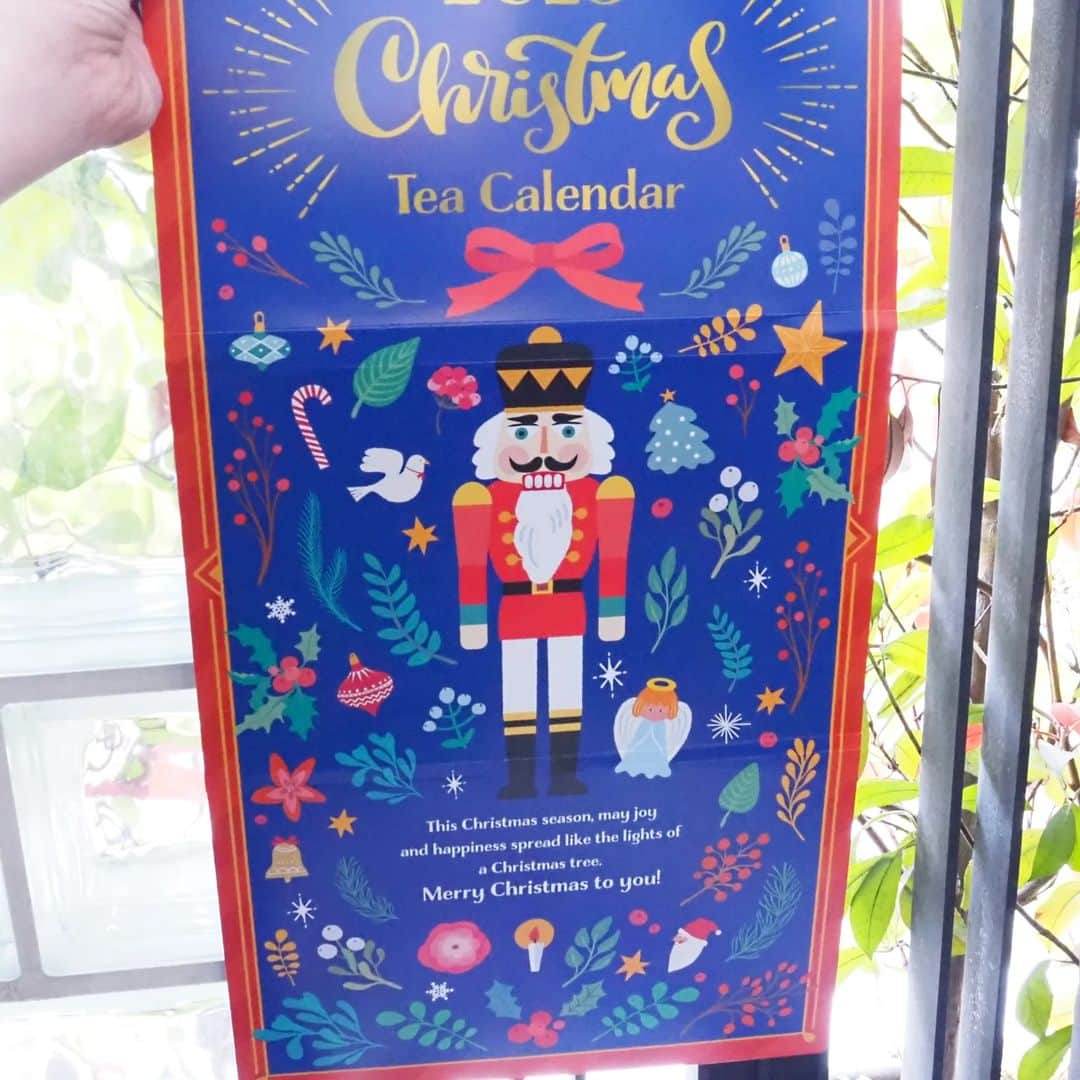 Kuboi Ayumiさんのインスタグラム写真 - (Kuboi AyumiInstagram)「今日から12月だなんて！  毎年いろいろなアドベントカレンダーを購入するのですが、みなさんは買いました？  チョコレートとかクッキーなど、お菓子のものが多い中、今年はちょっと変わったものも取り入れてみました。  ■ジョージスチュアートティー　クリスマスティーカレンダー  クリスマスまでの24日間を毎日違う味わいの紅茶でカウントダウンして楽しめるティーアソートです。 台紙にはひもがついているので、飾っておけますよ。  娘たちにはチョコなどのお菓子系のアドベントカレンダー、私にはこれ。  ジョージスチュアートティ(@georgesteuarttea)は、ANAファーストクラス・JALラウンジで採用された紅茶ブランド。  スリランカ産茶葉100%の紅茶とスパイスティー、ハーブティーなどを取り扱っているブランドですが、どれもオシャレでおいしいのでお気に入りのブランドです。  大人気でティーアドベントカレンダーは完売しちゃったようなのですが、手土産やプレゼントにもぴったりのブランドなので、チェックしてみてくださいね♡  ○+●+○+●+○+●+○+●+○+●+○+●+○+●  @himekagami　←　click♡  簡単＆時短ごはん、育児情報など発信中！ 投稿が気に入ったら保存&フォローしていただけるとうれしいです。 いつもありがとうございます(^^)  ○+●+○+●+○+●+○+●+○+●+○+●+○+●  #おうちごはん #おうちカフェ #ティータイム #クリスマスプレゼント #アドベントカレンダー #ジョージスチュアートティ #ジョージスチュアート #georgesteuartstea #紅茶のある暮らし #スリランカ紅茶」12月1日 20時59分 - himekagami