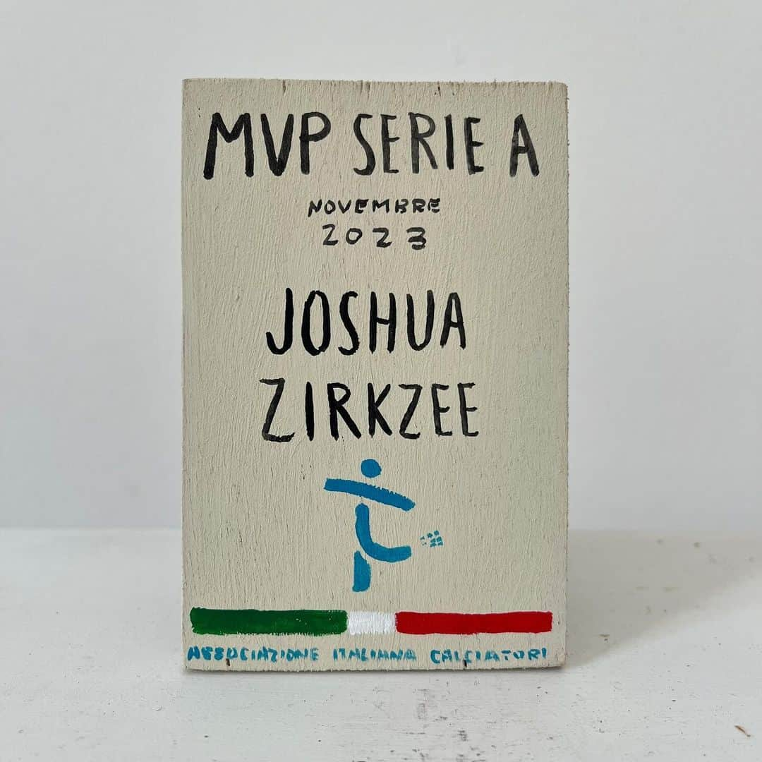 ボローニャFCさんのインスタグラム写真 - (ボローニャFCInstagram)「⭐️ Calciatore del mese AIC Serie A novembre 2023  JOSHUA ZIRKZEE 👏👏👏  Joshua Zirkzee è uno dei giocatori per cui vale sempre la pena pagare il biglietto dello stadio, o l’abbonamento per lo streaming. Ogni volta che è in campo e la palla gli arriva, può fare qualsiasi cosa. È alto, dinoccolato con una sensibilità tecnica fuori dal comune. Ma non è solo questo. È il modo in cui pensa il calcio Joshua Zirkzee che è davvero fuori dagli schemi, originale, diverso da tutti. Non è tanto che nessuno potrebbe eseguire le sue giocate - le sterzate improvvise in area di rigore, i colpi di tacco sul fallo laterale, le piccole sponde geniali - è che in pochi possono pensarle. “Il calcio nasce dalla testa o dai piedi” si chiedeva Cruyff, ed è una domanda a difficile rispondere, che Zirkzee rende ancora più difficile. Le sue giocate sembrano totalmente istintive, ma nella loro scarsa convenzionalità, pur nascendo da un pensiero laterale, sembrano sempre esatte.   Questa dimensione estetica, però, che era già evidente nella scorsa stagione, quest’anno sta trovando anche una grande efficacia. Nell’ottimo mese del Bologna ha segnato 3 volte nelle ultime 4 partite, a cui aggiungere quell’assist contro la Lazio. In questo mese di novembre, in cui ha vinto il premio di Calciatore del mese AIC, il suo status in Serie A si è cementato.  Ogni volta che Joshua Zirkzee è in campo, e gli arriva la palla sui piedi, possiamo aspettarci qualsiasi cosa. In un calcio contemporaneo spesso criticato per la sua standardizzazione, di quanti giocatori possiamo dire lo stesso  ✍️ @lultimouomo   🖼️ @simonetribuiani」12月1日 20時59分 - officialbolognafc