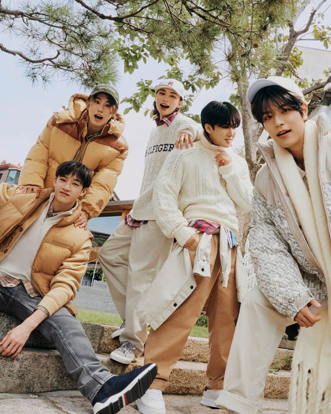 Tommy Hilfigerのインスタグラム：「All shades of beige for this winter with our favorite crew @realstraykids #StrayKids #PufferJacket」