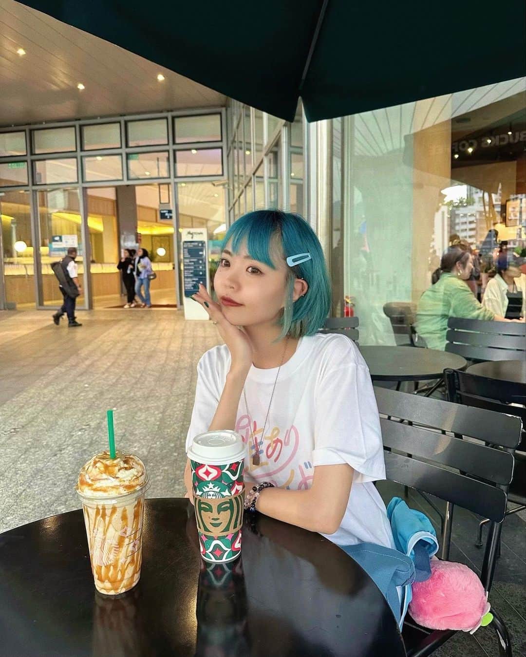 秋山衣梨佳のインスタグラム：「🧸💛💚 　 　 Saya menukar warna rambut saya!  T-shirt ni dari kumpulan idola kawan saya. Kawan baik.  Haiwan boneka yang saya dapat di pusat permainan itu sangat comel. 　 　 少し前に髪色変えた✌️自分で染めた✌️  この日はオタフクガールズのTシャツ👕 去年の誕生日プレゼントでもらった🎁 2人とも大好き〜〜〜！🥰 　 UFOキャッチャーで取った子たち🧸 みんななんか被ってる🧸🧸🧸 1枚目の写真、ぬいぐるみ 背中に隠したつもりが隠せれてへん なんかかわいそうなことなってる☁️ 　 　 #ちゃりへあちぇん」