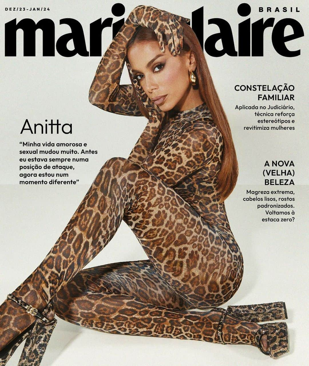 euanittaさんのインスタグラム写真 - (euanittaInstagram)「Furacão, terremoto, tsunami: os fenômenos mais impetuosos da natureza são frequentemente usados para descrever #Anitta. Clichê ou não, a força arrasadora da artista de Honório Gurgel, no subúrbio carioca, guarda mesmo semelhanças com um acontecimento natural impossível de ser contido. Com Anitta, tudo é superlativo. Não à toa, só ela poderia estrelar o capão único de #MarieClaireDezembroJaneiro.   Impulsiva, estratégica e feminista, @anitta leva o funk e a magia do Brasil para o exterior, coleciona hits fenomenais e prêmios renomados e diz que termina o ano mais zen e reenergizada – para voltar com a corda toda já, já em uma série de shows pré-carnaval. "Em vez de alcançar o topo, a fama, o dinheiro, meu foco é aprender a ser feliz internamente. Acho que isso é liberdade." #MarieClaireBrasil chega nesta sexta-feira (1º) no app @globomais e nas bancas de todo o país a partir de 7/12. Quer ler a entrevista na íntegra? Está no nosso site!   Por @mariaritaalonso e @naguadagnucci  Fotos @henriquegendre (MLales)  Tratamento de imagem @taugeretouch  Beleza @henriquem85 Styling @danielueda (MLages) Direção de moda @larissalucchese  Produção de executiva @vandecazimmermann  Produção de moda @brucidade_ , @lu_lluan, @giovannadevitto Assistente de beleza @julio_cardim  Assistentes de fotografia @artekiss, @mmarcolino Manicure @taybatistanails Camareira Lili Peixoto Costureira @salvadoranascimento Agradecimento @studiodocais  Anitta veste catsuit A. Rolê, sandálias Dolce & Gabbana e brincos Betty Brand」12月1日 21時00分 - anitta