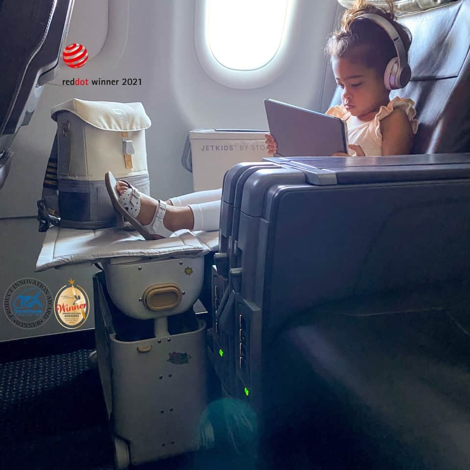 Stokke Japanさんのインスタグラム写真 - (Stokke JapanInstagram)「年末年始の旅行の準備はいかがですか？  子連れの旅行は何かと大変！でもせっかくの旅行は親子で笑って楽しみたいですよね。そんな時に大活躍なのが、ストッケのトラベル用品コレクション「ジェットキッズ」です。  ✔乗って、運んで、寝転んで。1台3役のベッドにもなるスーツケース「ベッドボックス」 ✔お家でも旅行でも。持ち運びに便利なトラベルベッド「クラウドスリーパー」 ✔夢も荷物もたくさん詰め込める「クルーバックパック」  12月1日から20日までの間、 【ベッドボックス＋クラウドスリーパー】 のご購入で 【クルーバックパック】 をプレゼントするキャンペーンを実施中です！  詳しくは公式オンラインショップ Stokke.com をチェックしてみてください。 公式ショップへは @stokkejapan トップのリンクから  #ストッケ #ジェットキッズ #子連れ旅行 #子連れ海外 #子連れ旅行準備 #帰省準備 #キャンペーン実施中」12月1日 21時00分 - stokkejapan