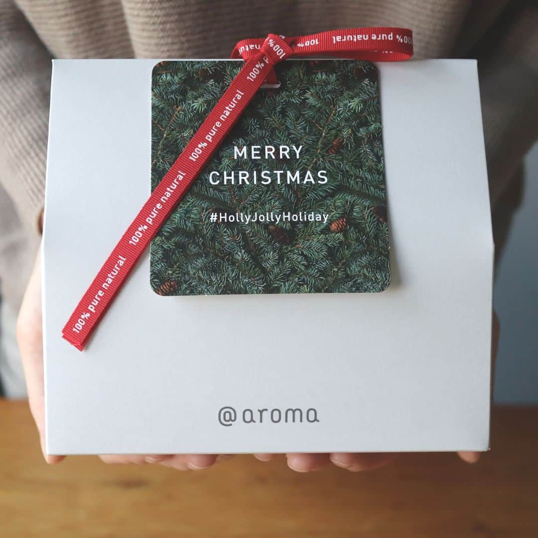 @aroma アットアロマさんのインスタグラム写真 - (@aroma アットアロマInstagram)「［Holly Jolly Holiday｜楽しいホリデーを！］ クリスマスシーズンになると人々の間で交わされる、 互いの幸せを願うメッセージ。  香りが空間を伝わり広がっていくように、 互いの幸せを喜び、分かち合えたら。  幸せなクリスマスを願う “Holly Jolly Holiday”を合言葉に、 「holiday gift 2023」を通じて皆さまと一緒に、 わくわくする気持ちや特別なひとときを 共有できたらと願っています。  ＼皆さまの投稿を募集しています／ ハッシュタグ「#HollyJollyHoliday」をつけて 「holiday gift 2023」のアイテムを投稿してください。 ＊素敵な投稿は、@aroma公式インスタグラムや、 「holiday gift 2023」特設サイトでご紹介させていただきます。  ▷ホリデーギフト2023の詳細はプロフィールURLをご覧ください。 @ataroma_official  -------------------- ［holiday gift 2023］ This year's theme is “Holly Jolly Holiday”. Please add #HollyJollyHoliday when you post!  ▷See more → @ataroma_official  #ataroma #アットアロマ #holidaygift2023 #HollyJollyHoliday」12月1日 21時00分 - ataroma_official