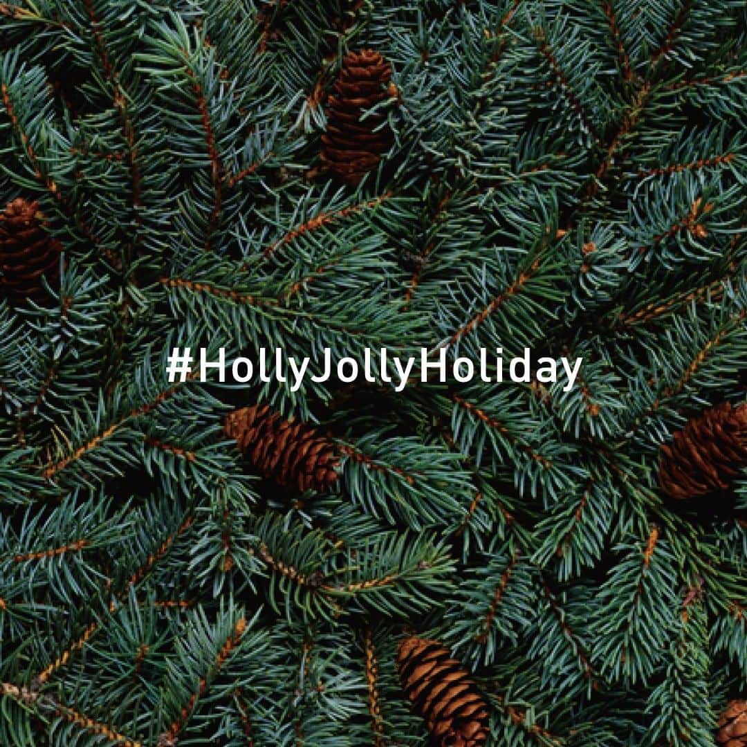 @aroma アットアロマのインスタグラム：「［Holly Jolly Holiday｜楽しいホリデーを！］ クリスマスシーズンになると人々の間で交わされる、 互いの幸せを願うメッセージ。  香りが空間を伝わり広がっていくように、 互いの幸せを喜び、分かち合えたら。  幸せなクリスマスを願う “Holly Jolly Holiday”を合言葉に、 「holiday gift 2023」を通じて皆さまと一緒に、 わくわくする気持ちや特別なひとときを 共有できたらと願っています。  ＼皆さまの投稿を募集しています／ ハッシュタグ「#HollyJollyHoliday」をつけて 「holiday gift 2023」のアイテムを投稿してください。 ＊素敵な投稿は、@aroma公式インスタグラムや、 「holiday gift 2023」特設サイトでご紹介させていただきます。  ▷ホリデーギフト2023の詳細はプロフィールURLをご覧ください。 @ataroma_official  -------------------- ［holiday gift 2023］ This year's theme is “Holly Jolly Holiday”. Please add #HollyJollyHoliday when you post!  ▷See more → @ataroma_official  #ataroma #アットアロマ #holidaygift2023 #HollyJollyHoliday」