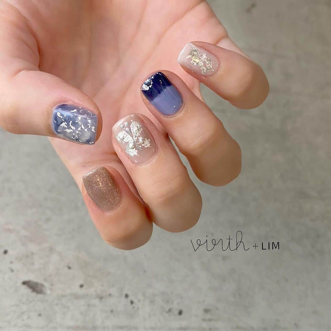 virth＋LIMさんのインスタグラム写真 - (virth＋LIMInstagram)「◯今月のおすすめデザイン◯ ⁡ Holiday nail ✨ ⁡ ☑︎気になるデザインはぜひ保存してお待ちください ⁡ 担当スタッフのタグ付け🏷をしています 気に入ったデザインがあれば個人アカウントへ🪅𓂃 ぜひフォロー、指名予約をお願い致します◯ ⁡ ⁡ —ご予約— ・☎︎03-6721-1224 ・𝘏𝘰𝘵 𝘱𝘦𝘱𝘱𝘦𝘳 𝘣𝘦𝘢𝘶𝘵𝘺 🔍𝘷𝘪𝘳𝘵𝘩+𝘓𝘐𝘔  ・アプリ「カミングスーン」もご利用ください ⁡ ⁡ ⁡ #𝘯𝘢𝘪𝘭 #𝘦𝘺𝘦𝘭𝘢𝘴𝘩 #𝘵𝘰𝘬𝘺𝘰 #𝘓𝘐𝘔 #𝘭𝘪𝘮 #ショートネイル#𝘷𝘪𝘳𝘵𝘩𝘭𝘪𝘮 #カジュアルネイル #南青山#シンプルネイル#秋ネイル#ワイヤーネイル#ニュアンスネイル #ちゅるんネイル#ブライダルネイル#大人ニュアンスネイル#奥行ネイル#透明感ネイル#韓国ネイル#アッブワードラッシュ#カラーマツエク#まつ毛カール#まつ毛パーマ#パリジェンヌラッシュリフト#𝘱𝘢𝘳𝘪𝘴𝘪𝘦𝘯𝘯𝘦𝘭𝘢𝘴𝘩𝘭𝘪𝘧𝘵 #まつパ　#𝘭𝘪𝘮𝘣𝘳𝘪𝘥𝘢𝘭𝘦𝘺𝘦𝘭𝘢𝘴𝘩 #アイブロウリフト #ブロウラミネーション #アイブロウワックス」12月1日 21時01分 - virth_lim