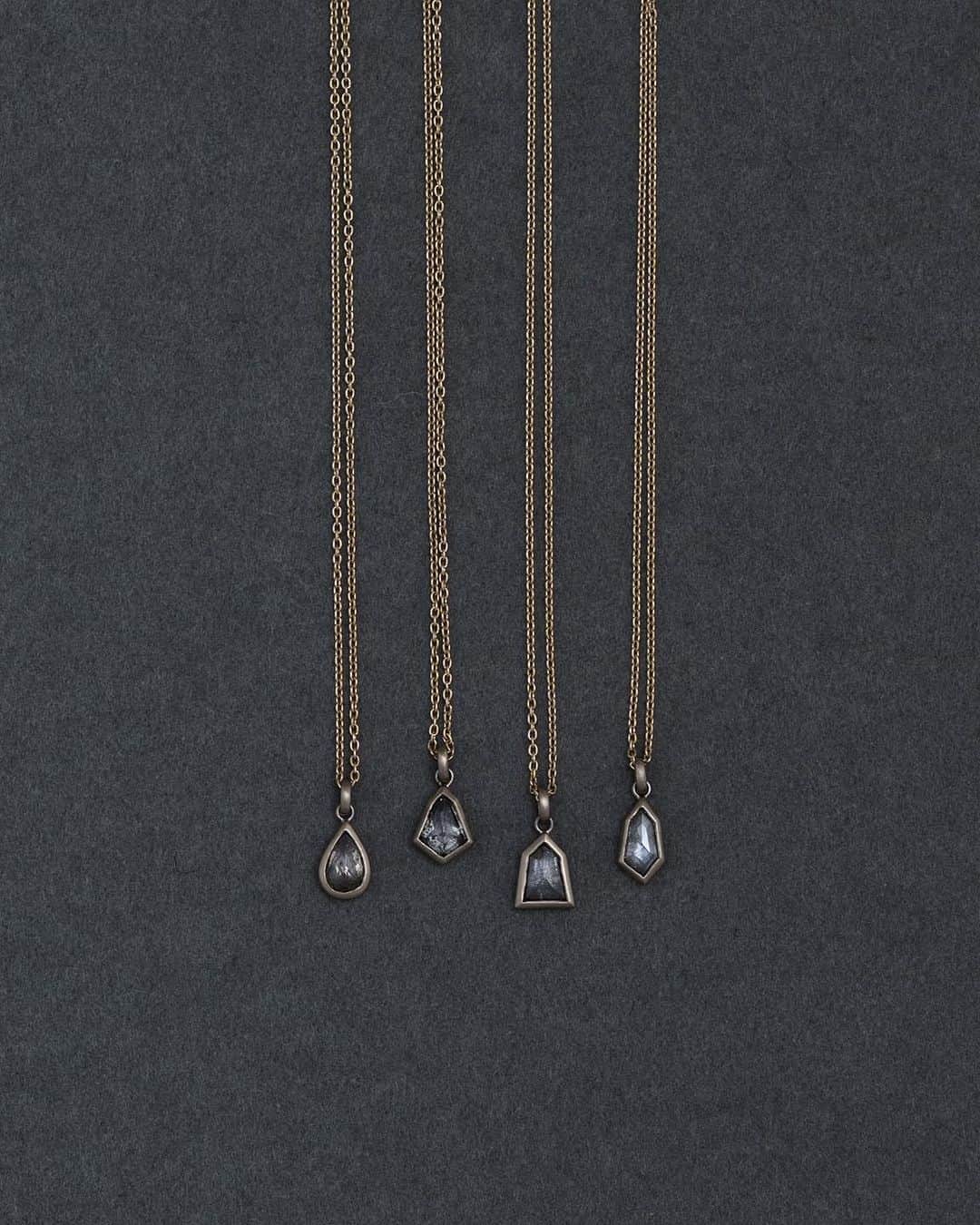 メデルジュエリーのインスタグラム：「'23AW LABO monotone diamond  necklaces  一つずつに、静かな光と翳りが浮かぶネックレス。軽やかに寄り添います。すべて一点もの。  monotone diamond collection 光と翳りが織りなす静かな美しさを込めて、アトリエが集めたモノトーンのダイヤたちの、すべて一点もののコレクションをお届けします。12月上旬よりご案内開始。  東京salon OPENDAY  2023年は12.25まで  ※すべてのご案内をご予約制にて承ります。 ※salon 木金定休/平日は11時-15時openです。 ※午前中や週末はご予約が埋まりやすいため、お早めのご検討をお勧めいたします。  @mederu_jewelry  #mederujewelry #メデルジュエリー #工芸 #装身具 #ゴールドリング #chicstyle #シック #chic #エフォートレス」