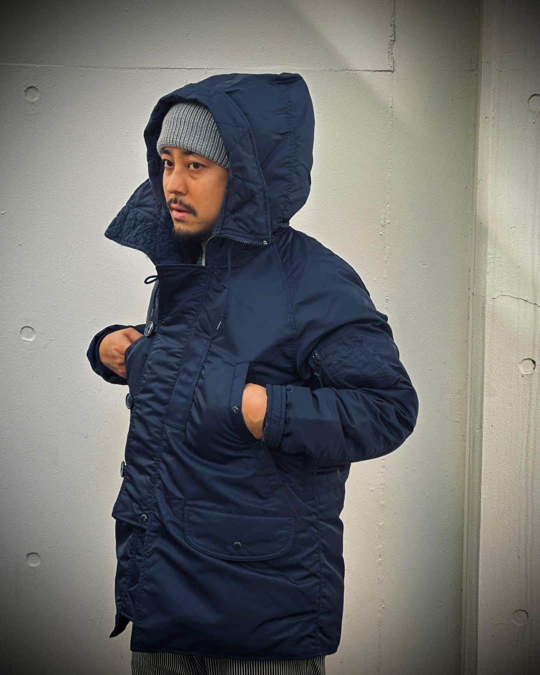 BEAMS+のインスタグラム：「・   BEAMS PLUS RECOMMEND  〈BEAMS PLUS〉  N-3B DOWN JACKET.  BEAMS PLUS' standard "N-3B Down Jacket" is now available in a new navy color. The military-like dark navy color gives a rugged yet clean impression. The functional material with water repellency and warmth retention is also retained.  -------------------------------------  ビームス プラス定番の"N-3Bダウンジャケット"に新色のネイビーカラーが登場。ミリタリーカラーらしいダークネイビーはラギットながらもスッキリとした印象。撥水、保温性もある機能性素材もそのままに。   #beams #beamsplus #beamsplusharajuku  #mensfashion #militaryfashion」