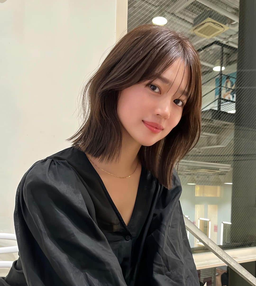 SHIMAのインスタグラム：「. < SHIMA HITHAIR -November- > . [ Layer lob ] フェイスレイヤーで作る顔まわりと、ぷつっとしたラインのコントラストがポイント . ◆担当：HARAJUKU店 中根 稔貴 @nakanetoshiki  ◆menu ：カット&プレミアムケアカラー  ◆使用スタイリング剤：#seekmoisture .  @shima__harajuku #shimaharajuku #shima #shimahithair」