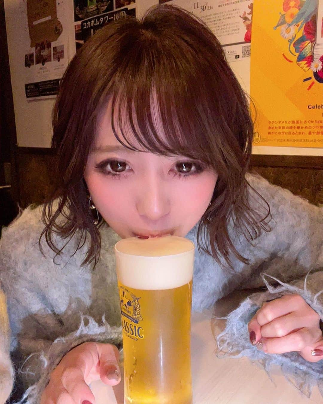 なみめろさんのインスタグラム写真 - (なみめろInstagram)「⁡ ⁡ ⁡ 2件目に行ったBAR🍻 ⁡ お店の方おもしろすぎ＆めちゃくちゃなみのこと 推してくれてる人だったから嬉しかった😆💕笑 ⁡ ビールサービス精神凄くて 入れすぎて溢れてたよ、、、🫠💖笑 ⁡ ⁡ 久々のプライベート呑みたのしかった🫢❤️ ⁡ ⁡  #行儀悪いって言わないで  #溢れてて持てなかったの🥺 #たのしかった #久々のオフ #久々プライベート #楽しんだ分頑張る」12月1日 21時01分 - na.mi613