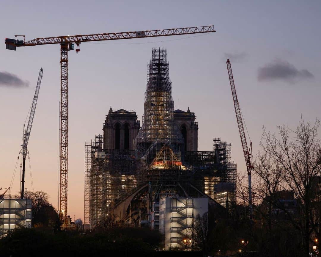 AFP通信さんのインスタグラム写真 - (AFP通信Instagram)「New Notre-Dame spire takes shape on Paris skyline⁣ ⁣ The outline of the new spire on the Notre-Dame Cathedral are visible on the Paris skyline as a key part of the reconstruction from a devastating fire approached completion.⁣ It is identical to the previous one, designed by the 19th century architect Viollet-Le-Duc, which collapsed in the fire of April 15, 2019.⁣ The scaffolding will remain to allow the installation of its cover and lead ornaments early next year, the authorities said.⁣ The cathedral is due to reopen on December 8, 2024.⁣ ⁣ 📷 @theblindkolcho⁣ 📷 @ludovicmarin⁣ 📷 @miguel_medina_photographer⁣ #AFPPhoto」12月1日 21時02分 - afpphoto