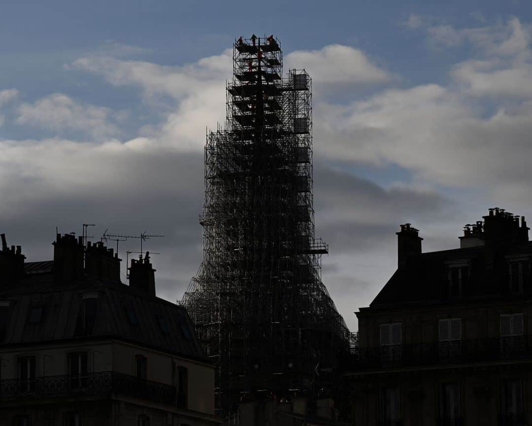 AFP通信さんのインスタグラム写真 - (AFP通信Instagram)「New Notre-Dame spire takes shape on Paris skyline⁣ ⁣ The outline of the new spire on the Notre-Dame Cathedral are visible on the Paris skyline as a key part of the reconstruction from a devastating fire approached completion.⁣ It is identical to the previous one, designed by the 19th century architect Viollet-Le-Duc, which collapsed in the fire of April 15, 2019.⁣ The scaffolding will remain to allow the installation of its cover and lead ornaments early next year, the authorities said.⁣ The cathedral is due to reopen on December 8, 2024.⁣ ⁣ 📷 @theblindkolcho⁣ 📷 @ludovicmarin⁣ 📷 @miguel_medina_photographer⁣ #AFPPhoto」12月1日 21時02分 - afpphoto