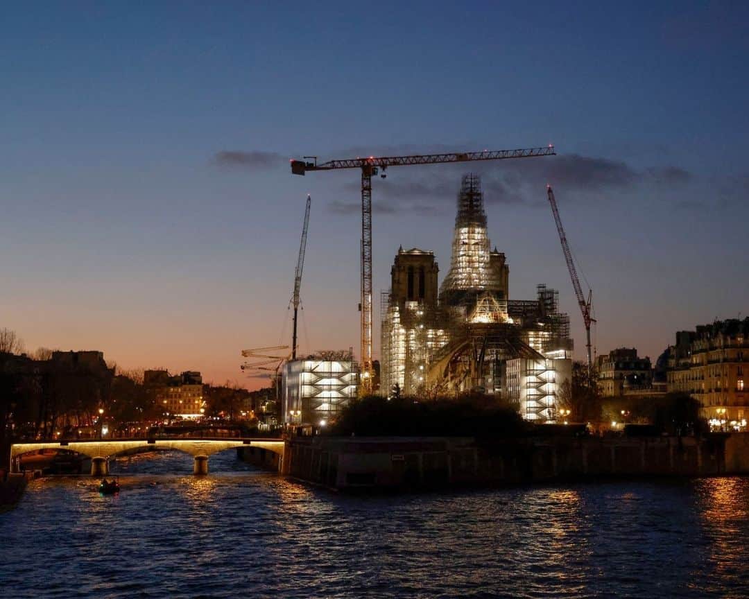 AFP通信のインスタグラム：「New Notre-Dame spire takes shape on Paris skyline⁣ ⁣ The outline of the new spire on the Notre-Dame Cathedral are visible on the Paris skyline as a key part of the reconstruction from a devastating fire approached completion.⁣ It is identical to the previous one, designed by the 19th century architect Viollet-Le-Duc, which collapsed in the fire of April 15, 2019.⁣ The scaffolding will remain to allow the installation of its cover and lead ornaments early next year, the authorities said.⁣ The cathedral is due to reopen on December 8, 2024.⁣ ⁣ 📷 @theblindkolcho⁣ 📷 @ludovicmarin⁣ 📷 @miguel_medina_photographer⁣ #AFPPhoto」