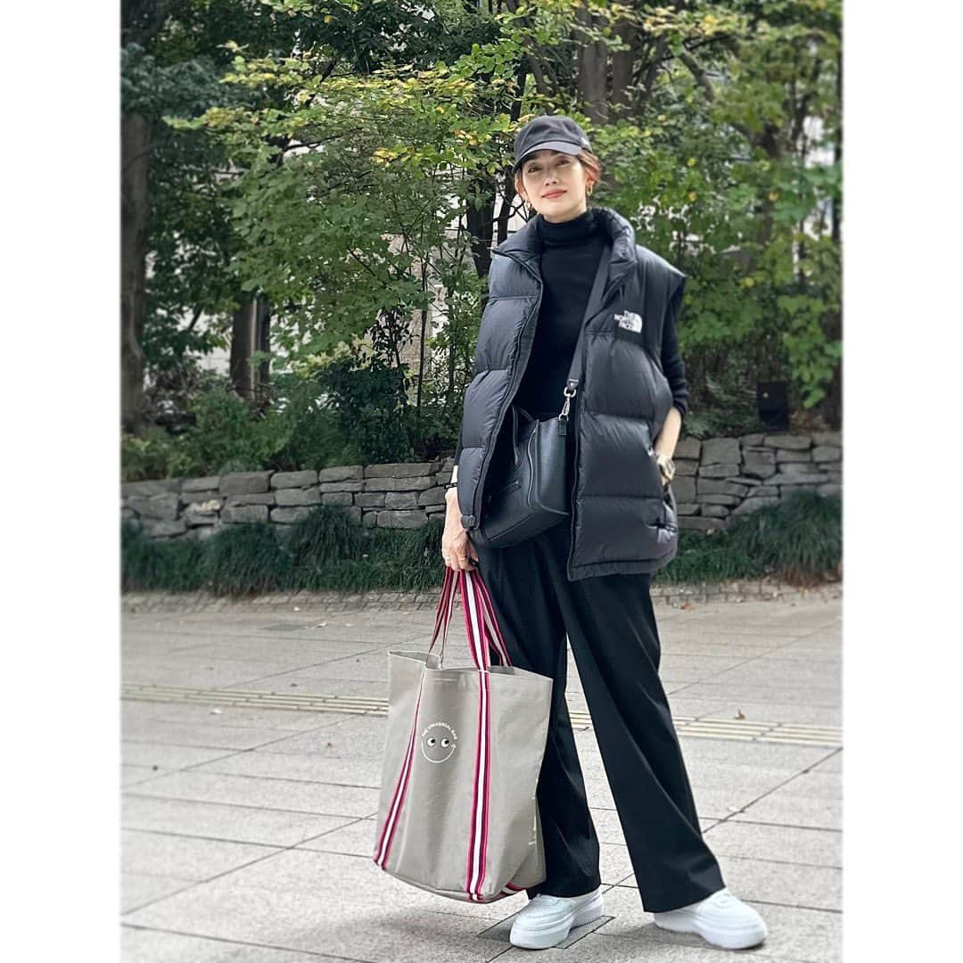 武藤京子のインスタグラム：「* * 韓国で買った @thenorthface のダウンベストに @anyahindmarch × @seijoishii1927  のエコバッグ * どんどん増えるエコバッグ * もはや エコでも何でもない説🙄 * #thenorthface #celine  #anyahindmarch  #seijoishii  #nike  #アメブロ更新しました」