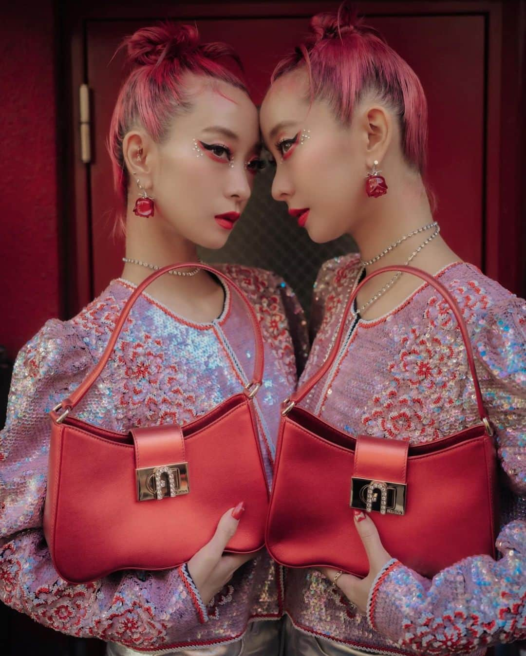 AYAのインスタグラム：「FURLA CRUISE 2024 コレクションの新作BAG💋💫✨ 気分があがるメタリックレッドがコーディネートに華を添えてくれる🌹  12/2 銀座旗艦店 にて 12/10 阪急うめだ本店一階にて カリグラファーによる、ホリデー限定オリジナルレザータグへのペイントサービスがあったり このシーズンならでは特別なイベントも盛りだくさん❣️  @FURLA  #ItalybyFurla  #FurlaCruise24  #pr」