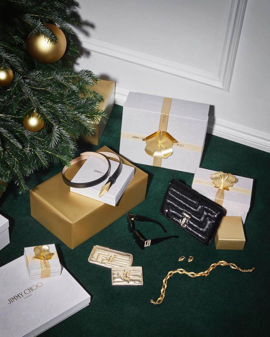 Jimmy Chooのインスタグラム：「Luxurious leather wallets, belts and cardholders are tried-and-true gifts that will bring joy to everyone on your list #JimmyChoo」