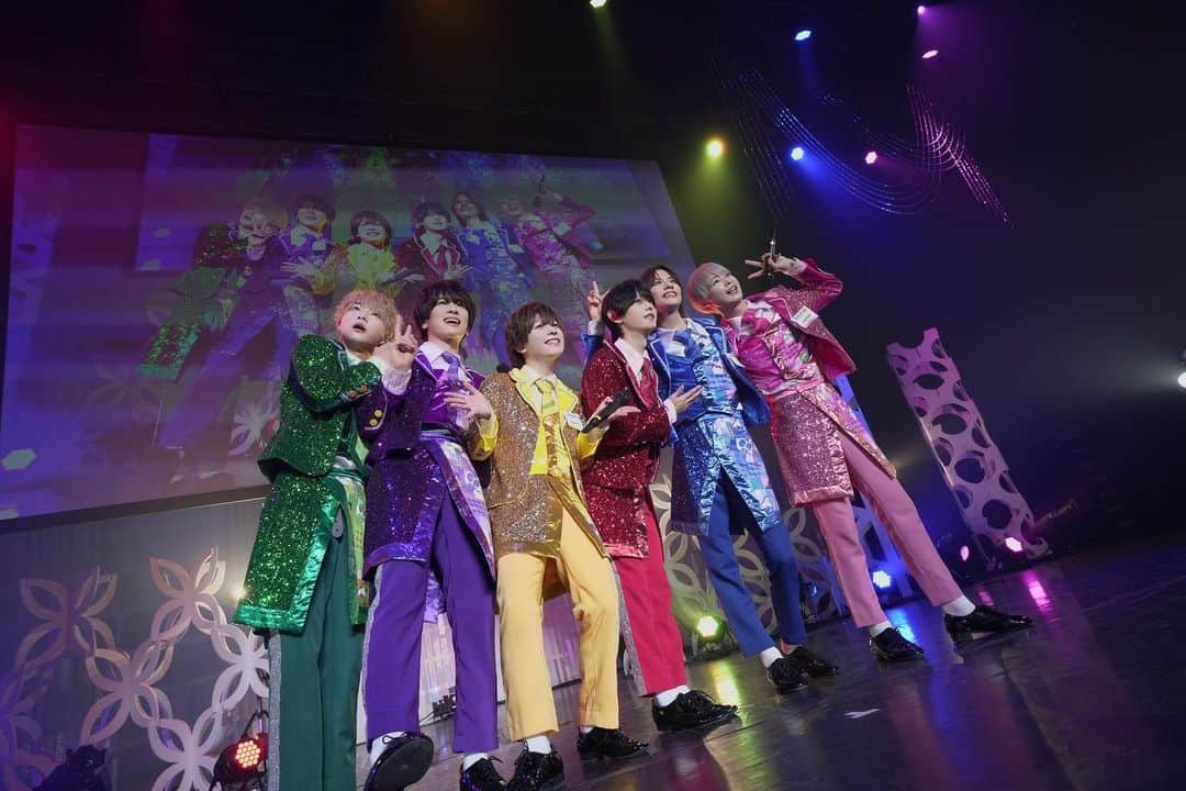 六花清春のインスタグラム：「ご報告です。  5月26日の5周年記念公演をもちまして9bicを卒業することになりました。  発表の直後で状況が理解できていない方も多いかと思います。ただ自分の言葉で今の気持ちを皆さんにしっかりお伝えしたいと思ったので投稿することを決めました。 言葉足らずな箇所や下手な日本語になってしまっている箇所もあると思いますが最後まで読んでいただけると嬉しいです。  まずは色々な兼ね合いがありこのタイミングでの発表になりました。突然の発表で驚かせてしまって申し訳ないです。  アイドル活動を始めて11月29日でちょうど4年を迎えました。 まさか自分の人生でアイドルをすることになるなんて思ってもいなかったし、こんなにも長くアイドル活動を続けられると思っていませんでしたが、メンバーやファンの皆さんに支えられてここまでやってくることができました。  本当にありがとうございます。  メンバーとも長い時間をかけて何回も話をしてきました。4人が卒業1人が残る形は違和感があると思うし、タイミング的にも理解し難いかもしれないけど、僕たちのこの決断は全員の未来にとって今できる最善の策で、それぞれの未来を尊重すると決めたとても前向きな決断であることに間違いはありません。 喧嘩してこの形になったわけでもないし、全員が自分の意思で決断したということを理解していただけると嬉しいです。  できることならずっとアイドルでいたかったしずっと9bicがよかったです。 ただ気持ちだけではどうにもならないこともある、ということに気づかされました。"年齢"という壁であったり、表舞台に立つ難しさ、"将来性"など、活動を始めてから実感することが多くあり、年月を重ねるごとに卒業について考える時間が増えました。  辛いことも悲しいことも悔しいこともめちゃくちゃあったし、アイドルをするまでは生まれなかった感情も沢山あったけどそれ以上にステージからの景色を見ると悩んでいたことがどうでもいいことのように思えました。そんな素晴らしい世界に飛び込んでよかったなと心から思います。  僕にとって9bicは仲間であり青春であり宝物です。 何も接点がない6人が集められ、グループを組み、時には喧嘩もして、うまくいかないこともありました。全部がキラキラした思い出ではなかったかもしれないけどこの5人に出会えたこと、この5人と一緒に活動できたこと、すごく誇りに思っています。  どこかで「僕は9bicから誰1人として欠けることも、新しく誰かが加入することも嫌です」と発言したことがあります。この気持ちは今でもずっと変わりません。卒業する側が言うのは変だとおもうけど僕の中ではこの6人が最強にカッコよくて最強の9bicだと思っています。  市川くん、こたろう、みなと、りょうが、さつき  この5人に出会えて本当によかったです。 9bicはずっと僕の宝物です。  最後にファンの皆様へ。  9bicのことをみつけてくれて僕のことをみつけてくれてありがとう。  そして、ここまで約4年半9bicについてきてくれて、応援してくれて、愛してくれて本当に本当にありがとうございました。  応援してくれている皆さんの存在は僕がアイドルで頑張り続けることができた理由で、この厳しく難しい世界での希望でした。  僕はアイドルとして100点満点ではなかったと思います。時にはアイドルっぽくない姿をみせたり、体調をすぐに崩したり… そんな時に頂いた皆さんからのメッセージには何度も励まされ救われました。 皆さんの理想のアイドルになれていたか、支えになれていたのか今でもあまり自信はないです。 だけど自分なりに全力で頑張りますので残り半年間も頑張らせてください！  5月26日までよろしくお願いします。  六花清春」