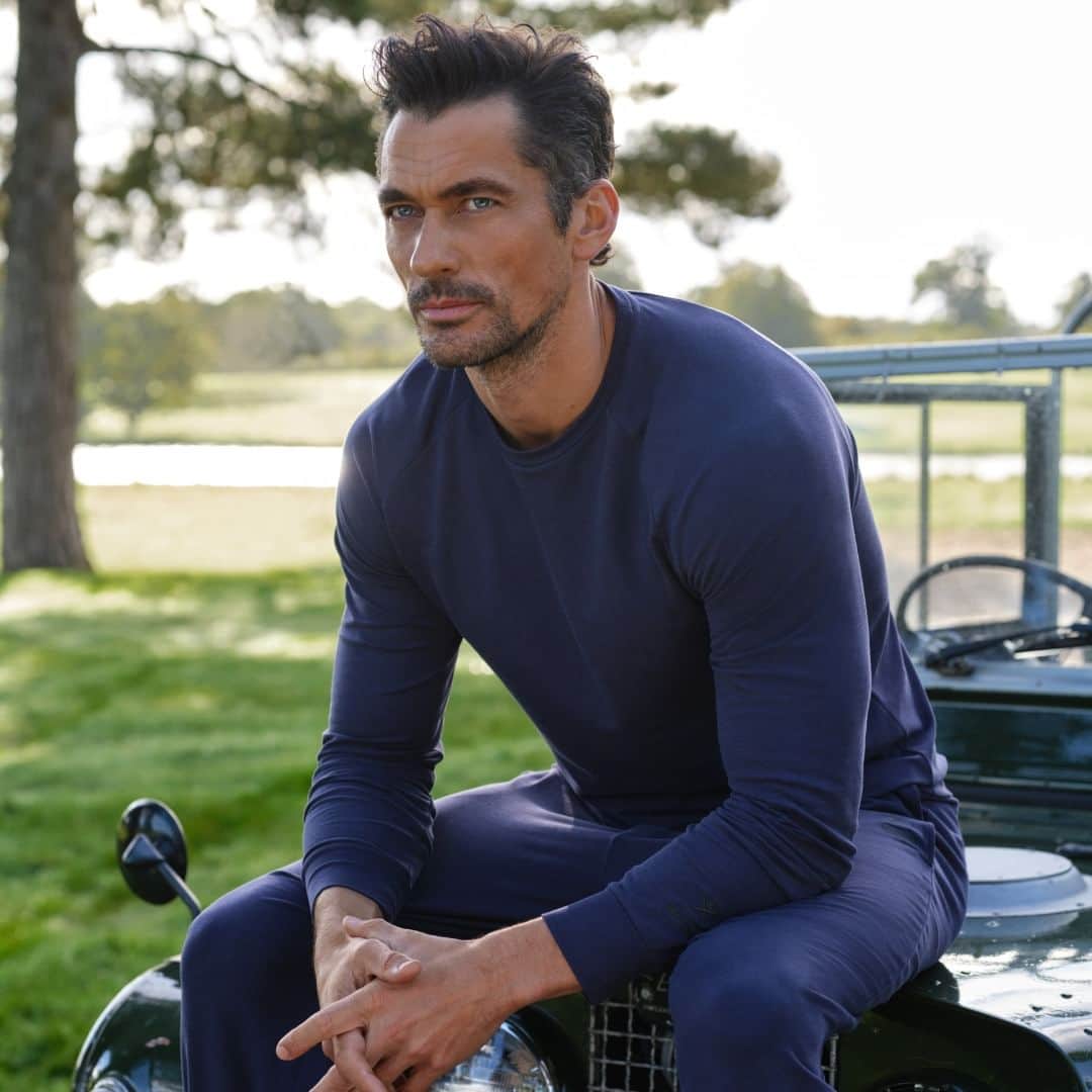 ハケットのインスタグラム：「Rest and recreation can feel truly invigorating in this comfortable long-sleeved Luxury Lounge Tee.  Explore the Hackett London x David Gandy Wellwear collection, to discover pieces for your off-duty moments, made of beautifully tactile fabrics crafted with the best natural fibres, in a range of timeless silhouettes. This classic crew neck from our Hackett London x David Gandy Wellwear range, acquires an elevated feel with cuff details on its Raglan sleeve, and a soft texture infused with skin-moisturising qualities that enwrap your skin in ultimate comfort.   #HackettLondon #HowToHackett  #HackettxWellwear @davidgandywellwear  @davidgandy_official」