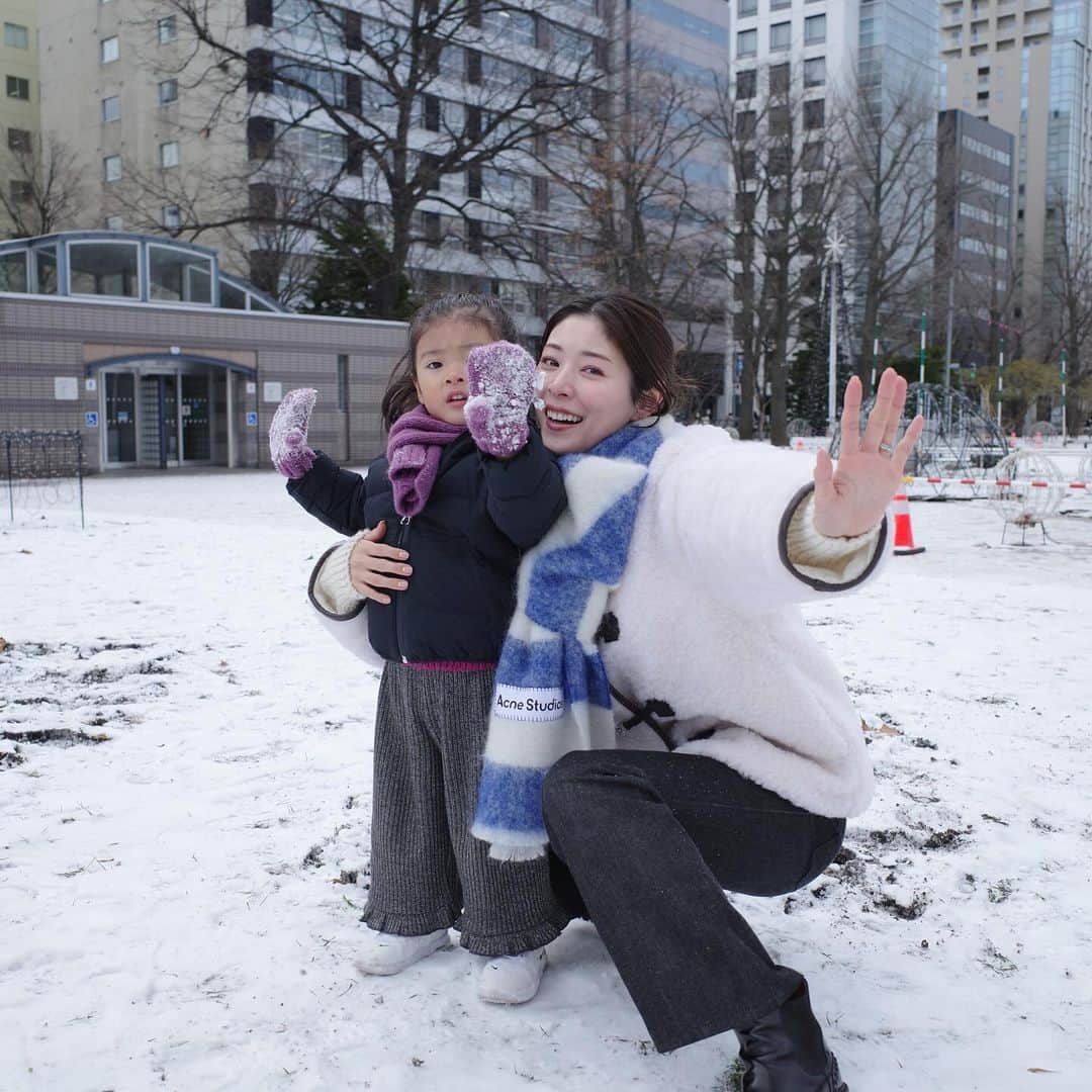 青谷優衣のインスタグラム：「札幌❄️  初めてのエスコンフィールド。 次はマウンドに立つパパを応援しに来ようね！  球場の中にボーネルンドがあるの、最高です。 たっぷり遊ばせていただきました🤍」