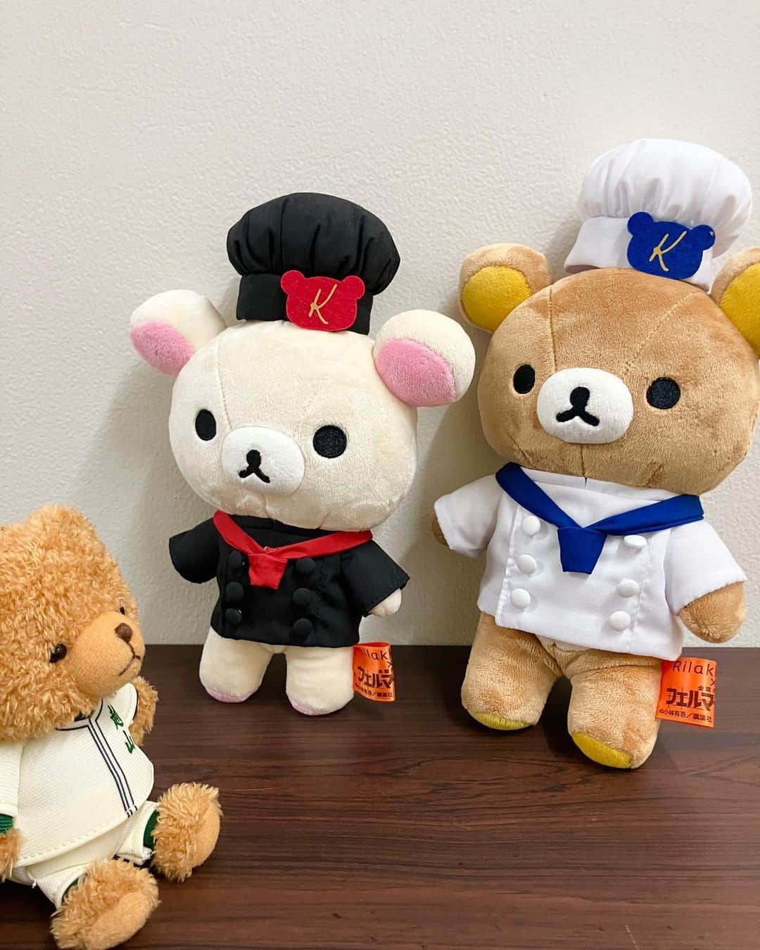 下剋上球児のインスタグラム：「⚾️  #下剋上球児 セット撮影中に 別の🧸に遭遇✨ 仲良し3ショットを撮影しました📸  #下剋上球児 も#フェルマーの料理 もチェックお願いします✨✨  #tbs #日曜劇場 #下剋上球児 #12月3日よる9時第8話放送🧸」