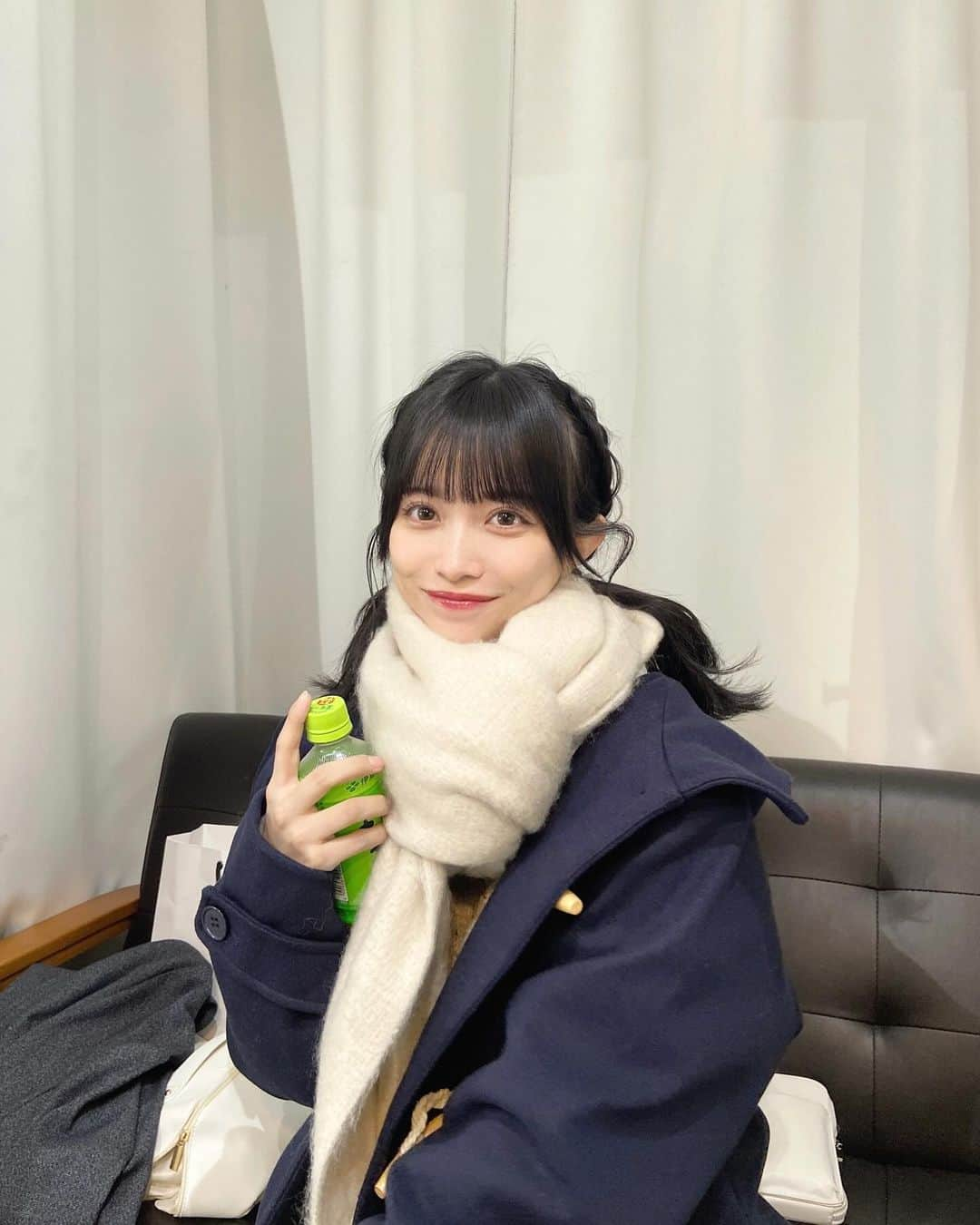 桜木ことのインスタグラム：「☃️🧣  撮影で今年初マフラー☺︎  #マフラー #冬  #ダッフルコート」