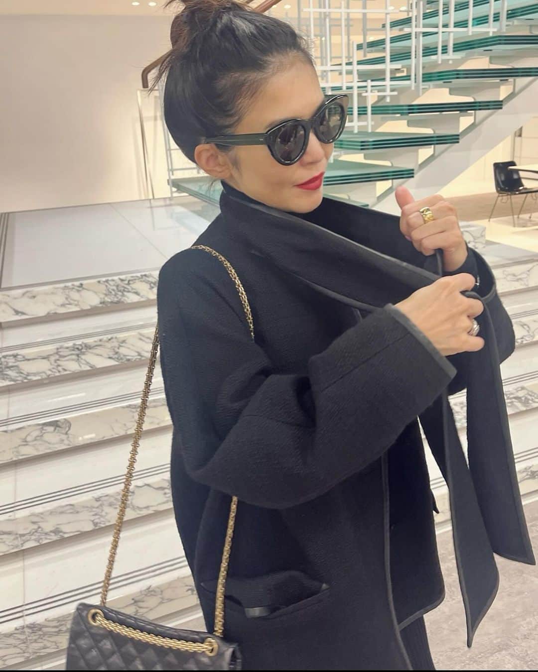 辻直子のインスタグラム：「#allblack#inautumncolors🍁🍂 #kokyo #冬はちょっとだけ好き#でもコートの季節は大好きです #皇居のなかは別世界#美しい自然がたっぷりありました  東京はいろんな顔を見せてくれる大好きな場所♡  皇居の一般公開は日曜日までみたいですよ〜🫶🏻」