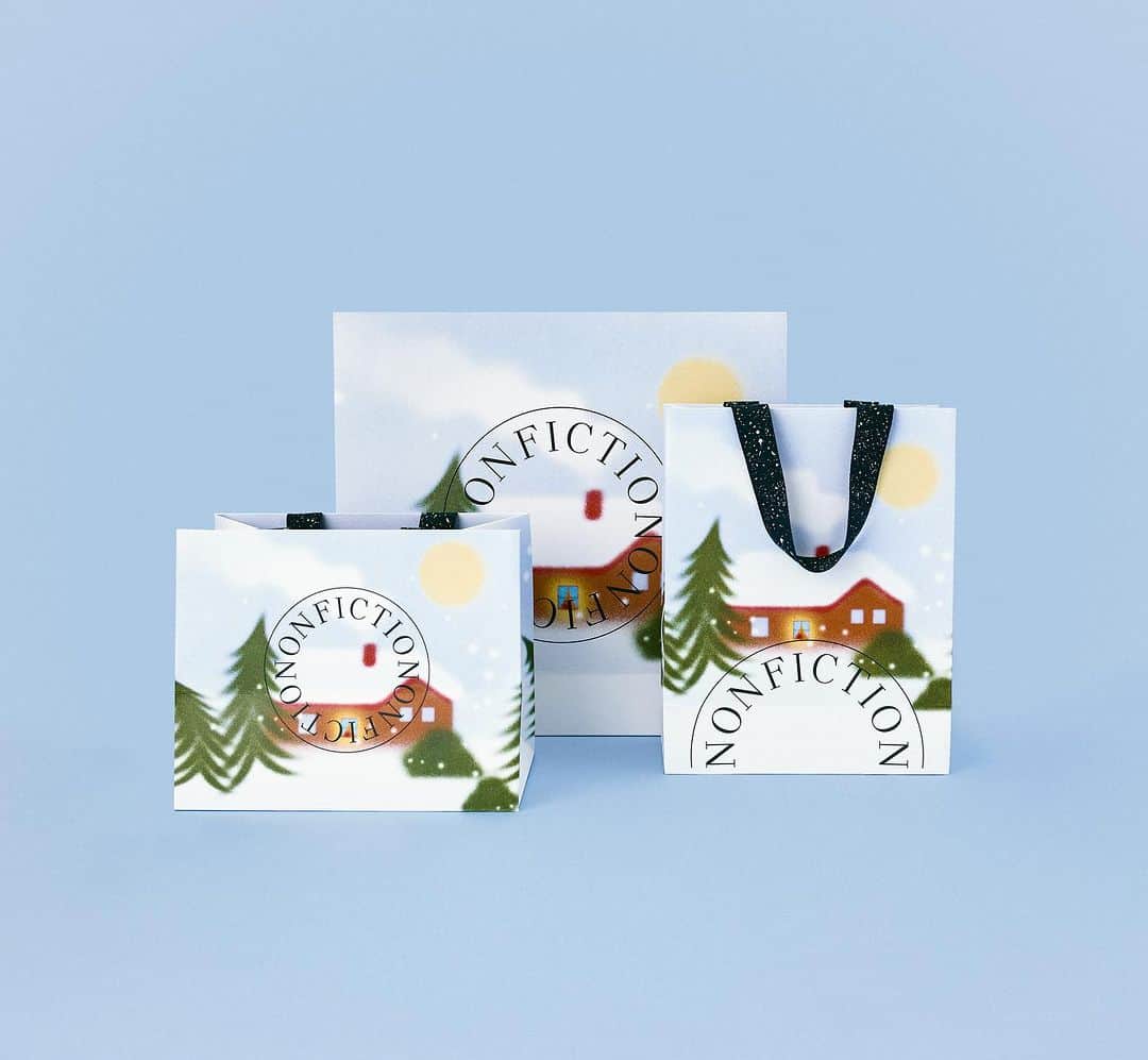 リステアのインスタグラム：「LET IT SNOW “Gift the Snowfall Dreams with NONFICTION.” 2023.12.01(fri) - 2024.01.31(wed)  Alexis Jamet x Nonfiction NONFICTIONから、ビジュアルアーティスト Alexis Jamet（アレクシス・ジャメット）@alexis_jamet とコラボレーションしたホリデーギフトラッピングが登場。   ※RESTIR boutiqueでお買い物いただいたお客様のみが対象となります。 ※数量限定のため、無くなり次第終了となります。 ※ラッピングバッグ及びショッパーのサイズは商品によって異なります。  #restir #nonfiction #alexisjamet #holidaygift #letitsnow」