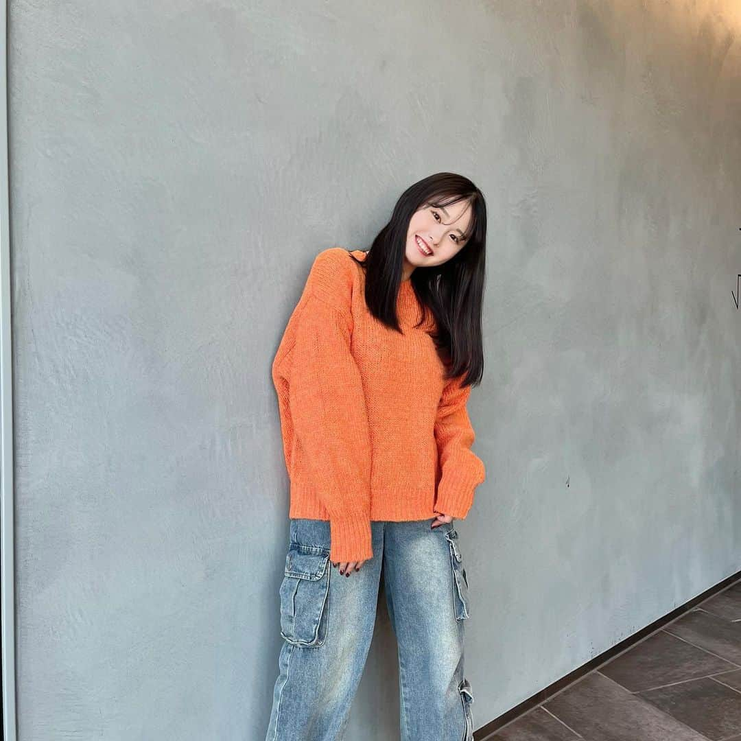 もかさんのインスタグラム写真 - (もかInstagram)「めずらしオレンジ🍊  お洋服たくさん買ったのに思ったより届くの遅くて 焦ってるところなの笑  最近たくさん投稿してるけど みんなお洋服参考になってるかな〜？🤔  これからも色々投稿していくから まずは10万人目指してみんなも協力お願いします☺️🤍  みんなだいすきだよ🫶🏻」12月1日 21時11分 - moca.2812