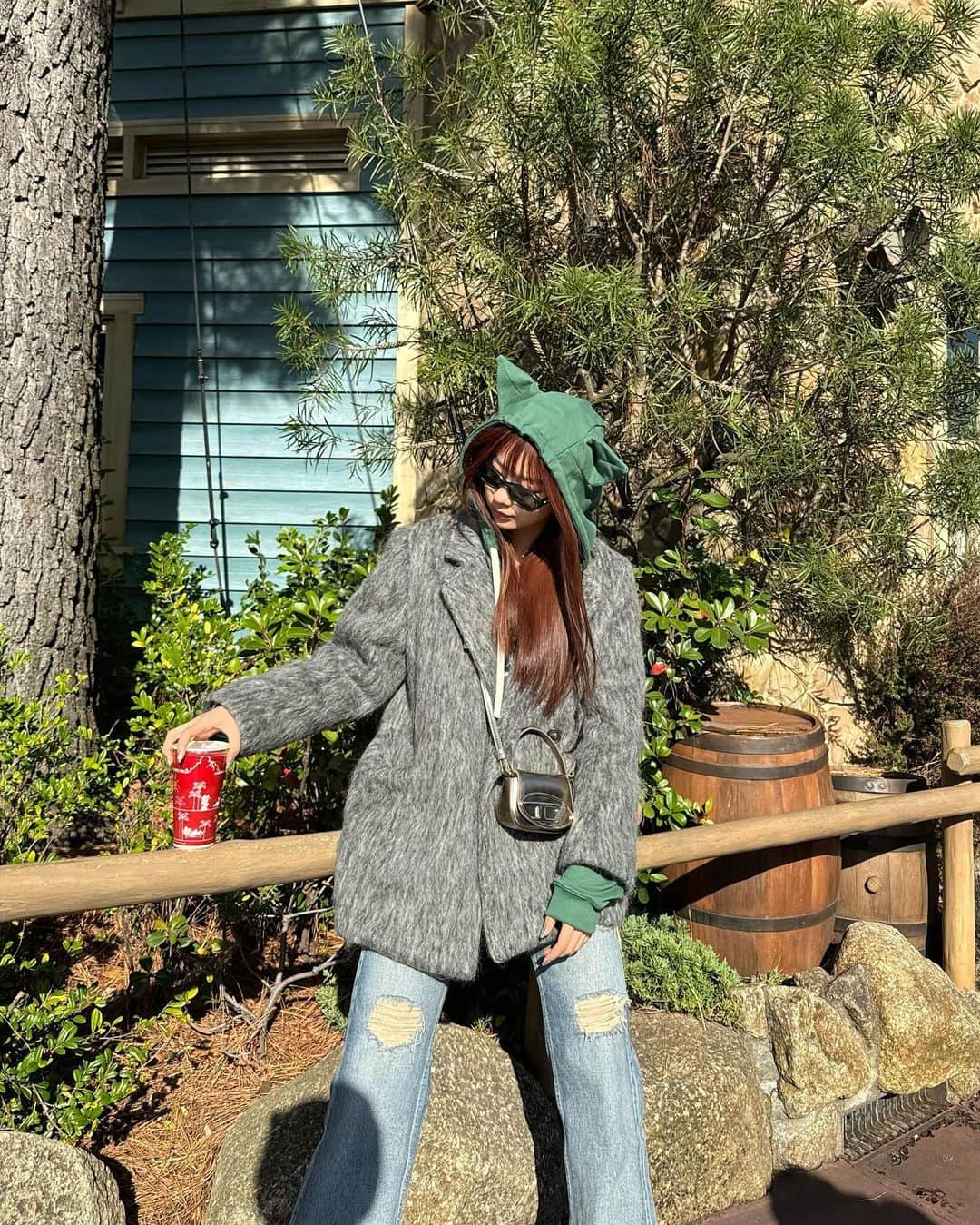 水戸由菜さんのインスタグラム写真 - (水戸由菜Instagram)「・ 👿💚  6月から行きたかったディズニーやっと行けた この季節毎年行きたいな～🎄  jacket: @emoda_official  parker: @charlesjeffreyloverboy  denim: @emoda_official  boots:  @lowrysfarm_official  sunglasses: @gentlemonster  bag: @diesel」12月1日 21時11分 - yuna_3047