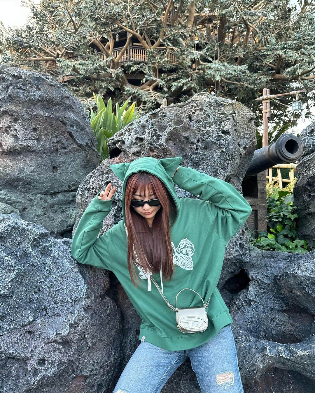 水戸由菜さんのインスタグラム写真 - (水戸由菜Instagram)「・ 👿💚  6月から行きたかったディズニーやっと行けた この季節毎年行きたいな～🎄  jacket: @emoda_official  parker: @charlesjeffreyloverboy  denim: @emoda_official  boots:  @lowrysfarm_official  sunglasses: @gentlemonster  bag: @diesel」12月1日 21時11分 - yuna_3047