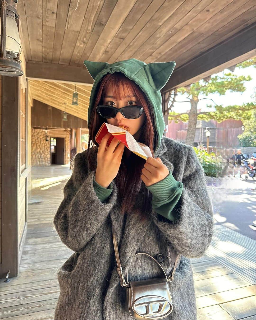 水戸由菜さんのインスタグラム写真 - (水戸由菜Instagram)「・ 👿💚  6月から行きたかったディズニーやっと行けた この季節毎年行きたいな～🎄  jacket: @emoda_official  parker: @charlesjeffreyloverboy  denim: @emoda_official  boots:  @lowrysfarm_official  sunglasses: @gentlemonster  bag: @diesel」12月1日 21時11分 - yuna_3047