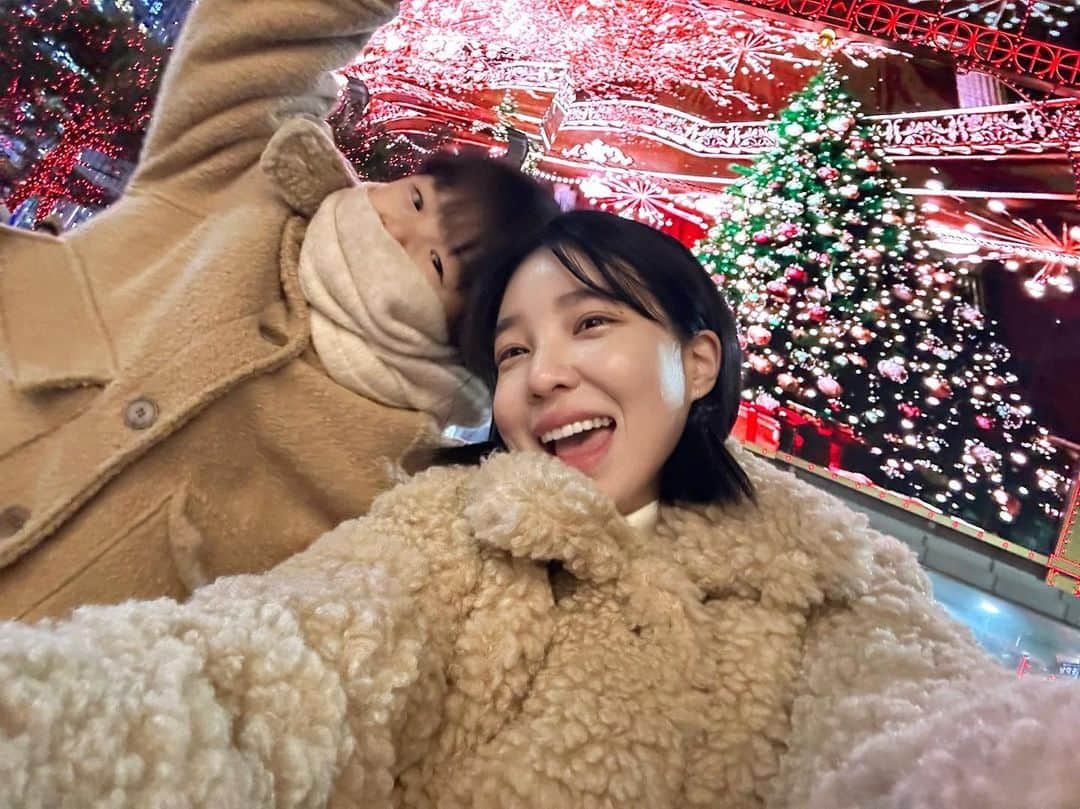 カン・ヘヨンのインスタグラム：「오늘은 둘이 #신세계백화점 #크리스마스 #트리 투어 다녀옴..🎄⭐️  서울 클수마스 맛집에 가시면 그 주변 언저리 함 잘 보세요. 저랑 훈이랑 삼각대씨와 생쇼하고 있을지도 모름 ㅋㅋㅋ  오늘은 이 추운데.. 흘러나오는 캐롤 앞에서 훈이의 독무대도 잠깐 열렸었음..🎵  (개인적으론 애기랑 찍으려면 #현백 이 훨씬 나은듯!)   #엄마와아들 #아들맘 #육아기록 #럽스타그램 🖤🖤」