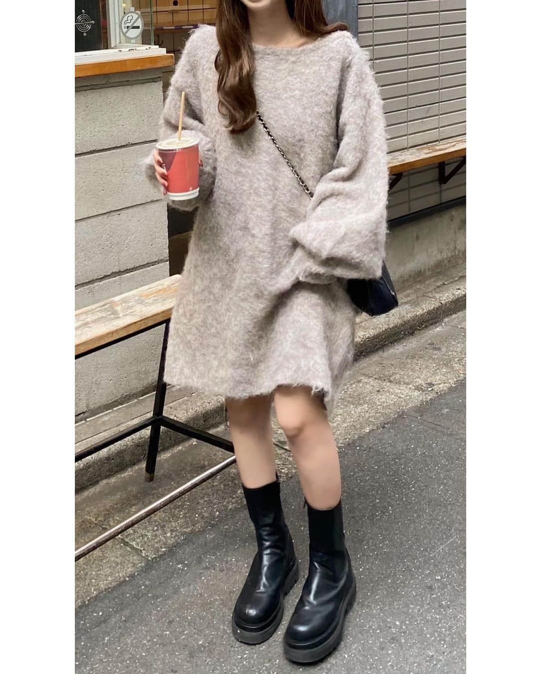 mellowneonさんのインスタグラム写真 - (mellowneonInstagram)「. 2wayウールMIXニットワンピース 12/2 20:00~ 再販決定🍂 今季最後の再入荷となります。  ふわふわウール混ニットの 起毛感が目を惹くアイテム。  ワンショルでもボートネックでも、 またワンピースとしてもトップスとしても、 ご着用いただけて、着回し力も抜群◎  1番人気のお写真のカラーのみ、 再販となります。 4~9枚目が実際のお色味に近い お写真になります。 ( 初回分、撮影サンプルのグレージュ系より、モカ系に近い印象のお色味となっております。何色かをMIXした糸色のため、絶妙な色合いの可愛さ・雰囲気はそのままに、お届けできると判断し、販売をさせていただく運びとなりました。ご確認の上、ご検討いただけますと幸いです。)」12月1日 21時11分 - mellow_neon