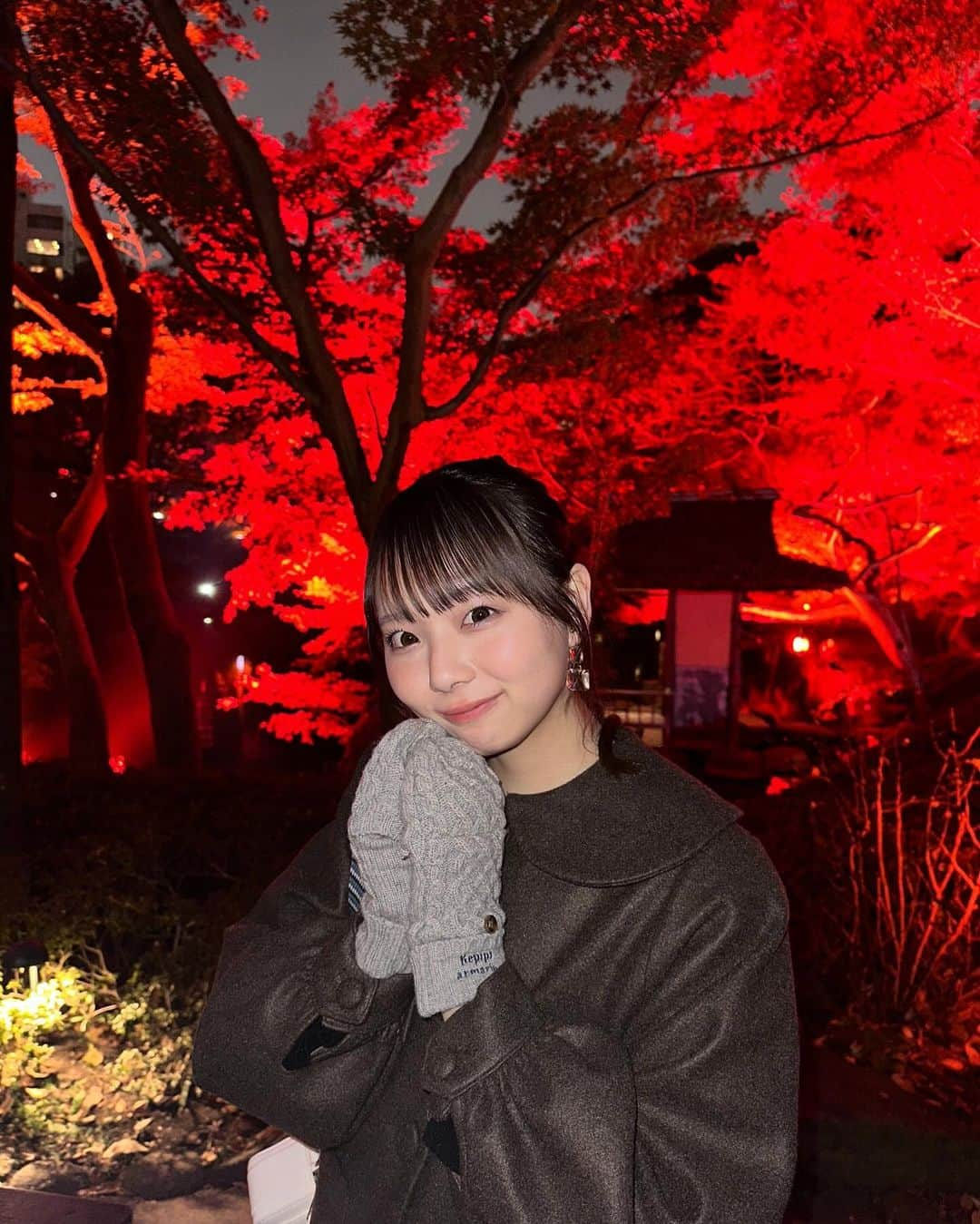 あんさんのインスタグラム写真 - (あんInstagram)「綺麗すぎる紅葉見れた〜🍁！！！ 赤くライトアップされてるの凄すぎない？！？！🥹  白金台にある八芳園さんのお庭だよ🍁♥️ 人もそんなに多くなくて写真撮りやすかったし、 インスタでも見たことないからもしかしたら穴場なのかも、、、！ めっちゃおすすめ！！！！！！！  #jk #制服 #制服コーデ #ベイビーチャンネル #高校生 #女子高生 #06 #学校 #student #school #고등학생 #여고생 #더면상 #유니폼 #학교 #ootd #fashion #데일리 #셀카 #오오티디 #일본 #일본인 #여고생 #japanesegirl #고등학생 #여고생 #銀杏並木 #銀杏並木ライトアップ #紅葉 #紅葉スポット #紅葉ライトアップ #紅葉デート」12月1日 21時12分 - annpeach__