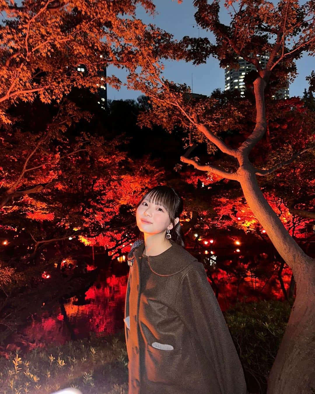 あんさんのインスタグラム写真 - (あんInstagram)「綺麗すぎる紅葉見れた〜🍁！！！ 赤くライトアップされてるの凄すぎない？！？！🥹  白金台にある八芳園さんのお庭だよ🍁♥️ 人もそんなに多くなくて写真撮りやすかったし、 インスタでも見たことないからもしかしたら穴場なのかも、、、！ めっちゃおすすめ！！！！！！！  #jk #制服 #制服コーデ #ベイビーチャンネル #高校生 #女子高生 #06 #学校 #student #school #고등학생 #여고생 #더면상 #유니폼 #학교 #ootd #fashion #데일리 #셀카 #오오티디 #일본 #일본인 #여고생 #japanesegirl #고등학생 #여고생 #銀杏並木 #銀杏並木ライトアップ #紅葉 #紅葉スポット #紅葉ライトアップ #紅葉デート」12月1日 21時12分 - annpeach__