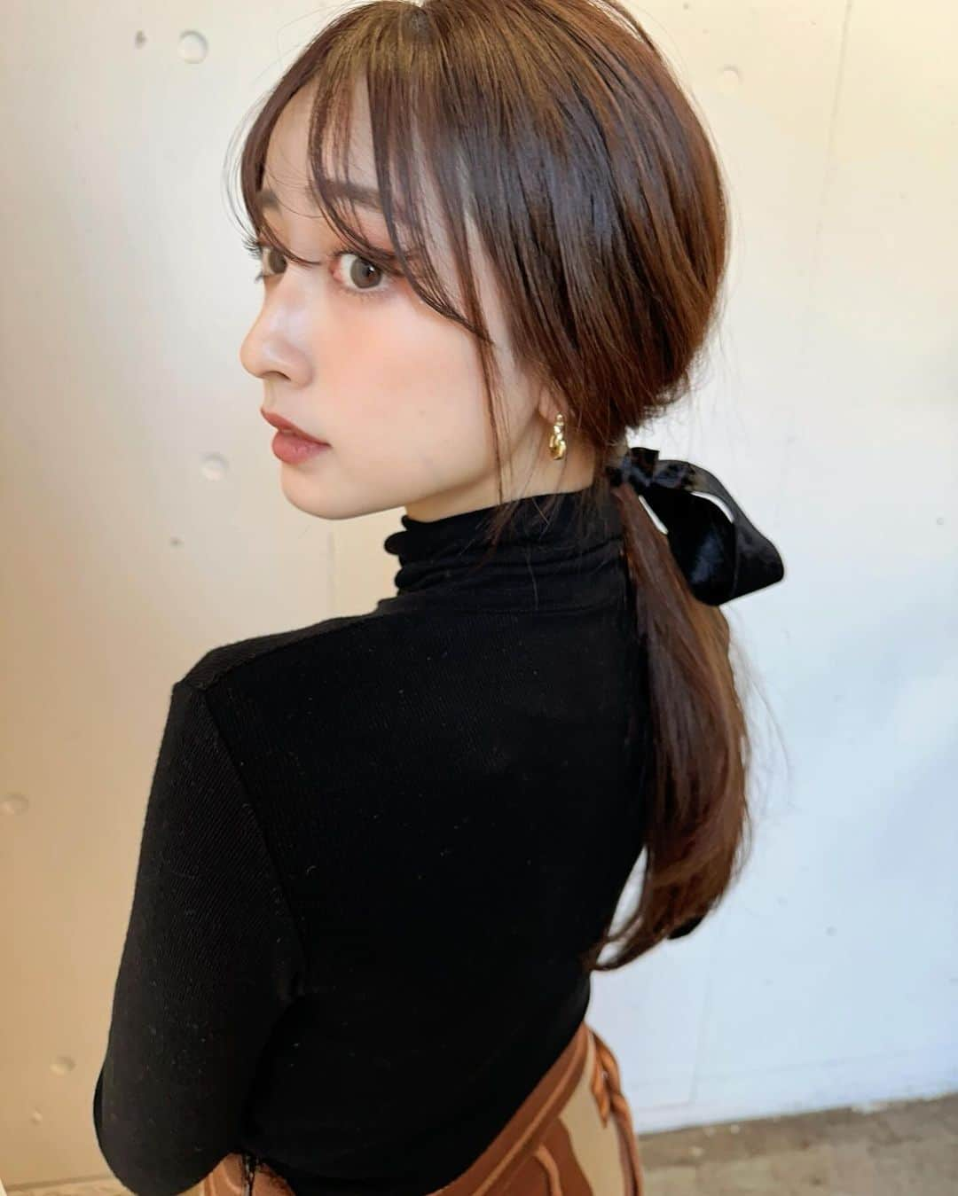 kaneshima ayaのインスタグラム：「. 冬はベロア使いたくなる🖤💭 @shein_japan で買ったよ🛒 安いし使い回しできるから毎年何かしら買ってる🫶🏻 私が今つけてるのはシュシュとSETで リボンだけ使ってるよ🎗️ ピアスもちなみに @sheinofficial  髪色もほどよく抜けてきていい感じ👩🏻‍🦰🍪 #shein購入品#shein#シーイン#ベロアリボン」