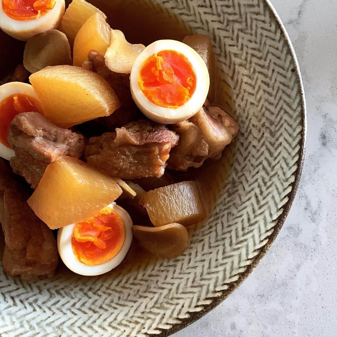 志摩有子のインスタグラム：「夜になったら冷えてきた。甘くなってきた大根と鶏モモ肉をしみしみに。ゆで卵も加えておつまみ仕様に。日本酒もお燗が合いますな。 明日はインスタライブだ！（サブスク限定ですが） 前回のような手作り満載になりそうですが、 どうぞよろしくお願いいたします🙇‍♀️  #大根と鶏肉の煮物  #鶏大根 #しみしみ #家和食」
