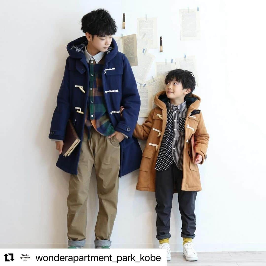 TAPPETのインスタグラム：「#Repost @wonderapartment_park_kobe with @use.repost ・・・ ・ ・ ・ 【tappet】 ・ ・ 定番人気のダッフルコートダッフルコート❄️ ぐっと上品なコーディネートになるアイテム✨ 立体感のある大きめフードがカジュアルさを演出してくれます。 トグルボタンがコーデのアクセントに❗️ 柔らかくて動きやすいのもポイントです😊 ・ ・ ○tappet ダッフルコート ¥13,200(税込) ・ ・ ・ #maarook #wonderapartment #tappet #_nino_ #amiamie #lcopeck #officialteam #needleworks #kidsfashion #kidstyle #wonderapartmentpark #マルーク #ワンダーアパートメント #タペット #ニノ #オフィシャルチーム #エルコペック #アミアミ #神戸 #子供服 #ファッション #キッズファッション #キッズスタイル #キッズ #コート #ダッフル」