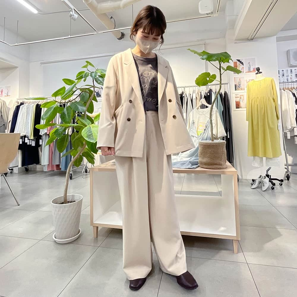 POUDOUDOUofficialのインスタグラム：「・ - exhibition 2024 spring summer - ----------------------  展示会に来られた店舗のスタッフさんに 2024SSアイテムを着用いただきました！  きちんと感のあるテーラードジャケットと ワイドパンツのセットアップ  レイヤードコーデが楽しめる キャミブラウスやクロシェベスト  ダブルボタンや大きめヨークが 印象的なスプリングコートなど  カジュアルからきれいめスタイルまで 着られるコーディネートを 展開予定です🌷  -------------------------------  POU DOU DOU vingt-trois ひと手間加えた存在感のある「日常着」 いつまでもときめきとかわいいを忘れない方への 愛着を持てるワードローブをお届けします based in TOKYO since 1982  #poudoudou #プードゥドゥ #pdd24ss #coo_online #春物アイテム」